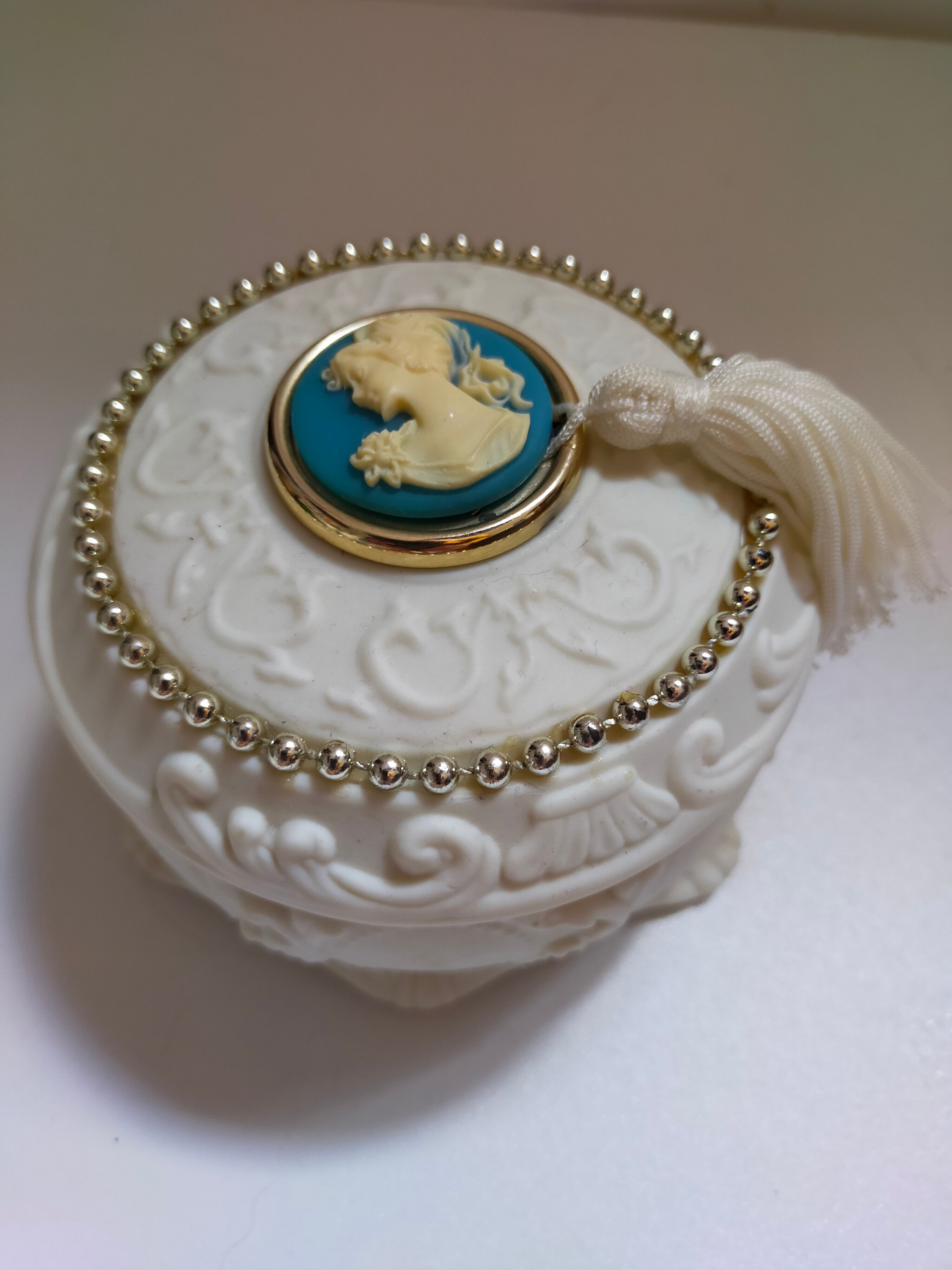 Boîte à bijoux en biscuit vintage