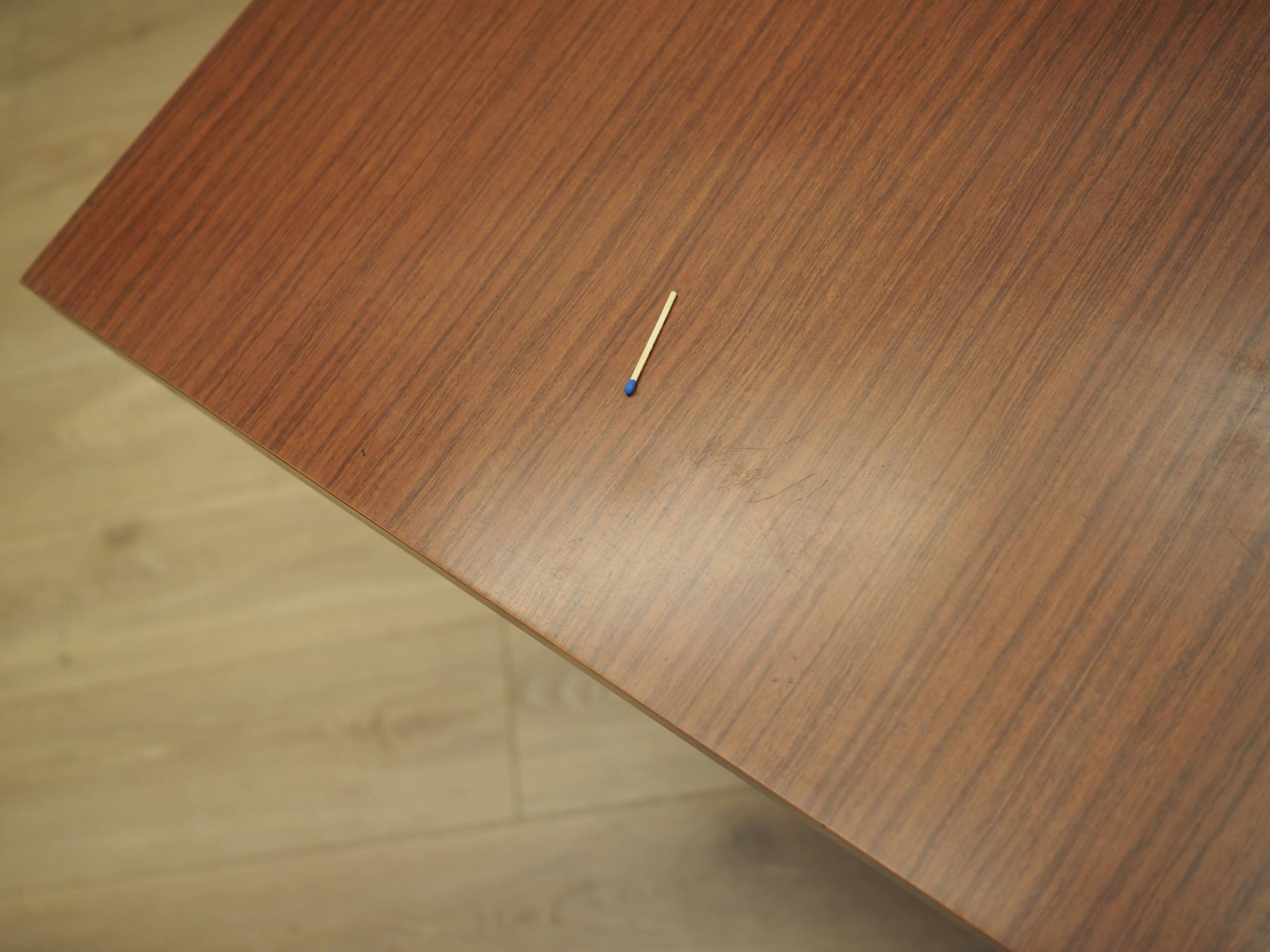 Bureau en acajou, design italien, années 1970, production : Italie