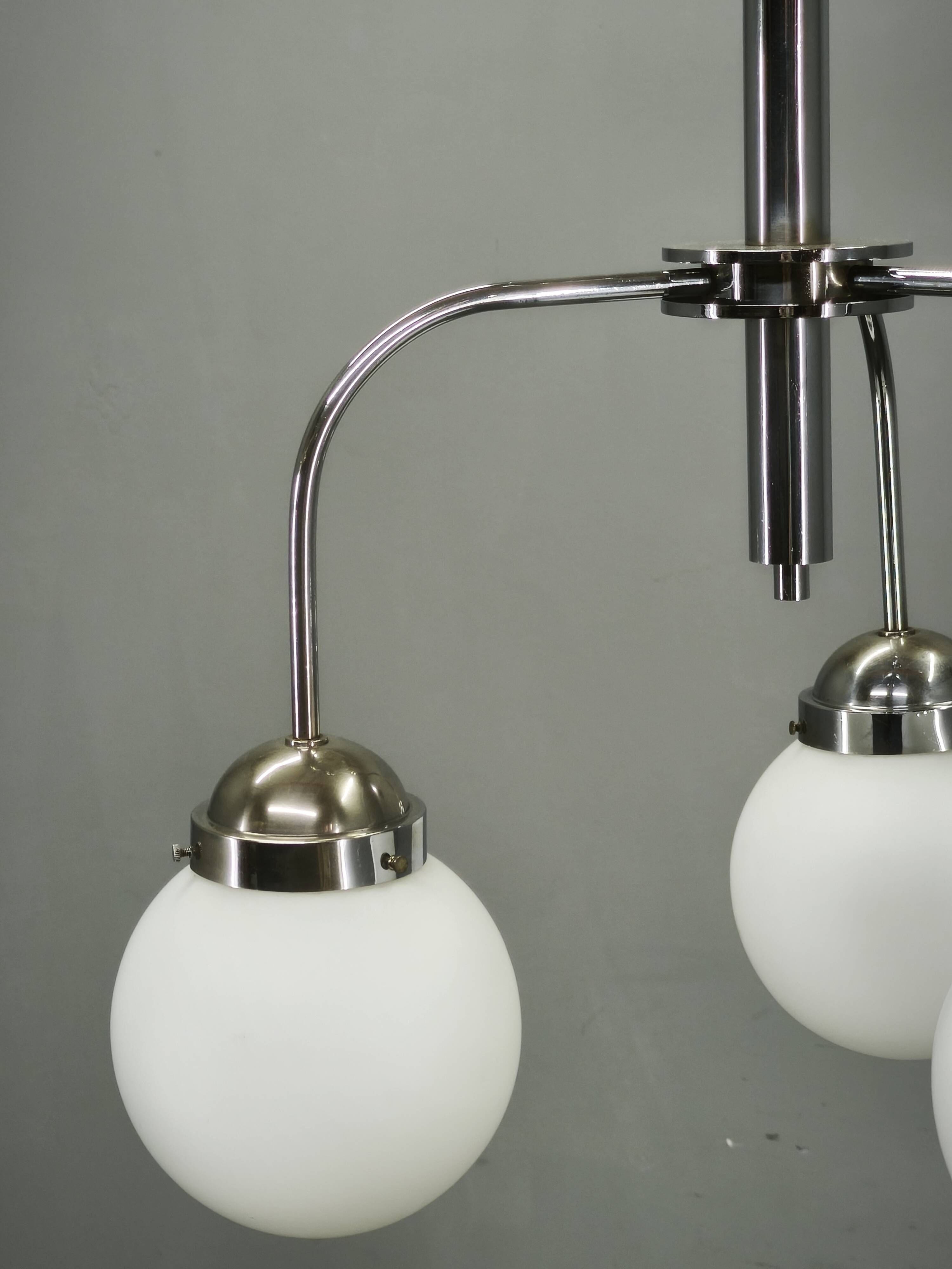 Lustre Bauhaus tchèque en verre opalin, années 1940