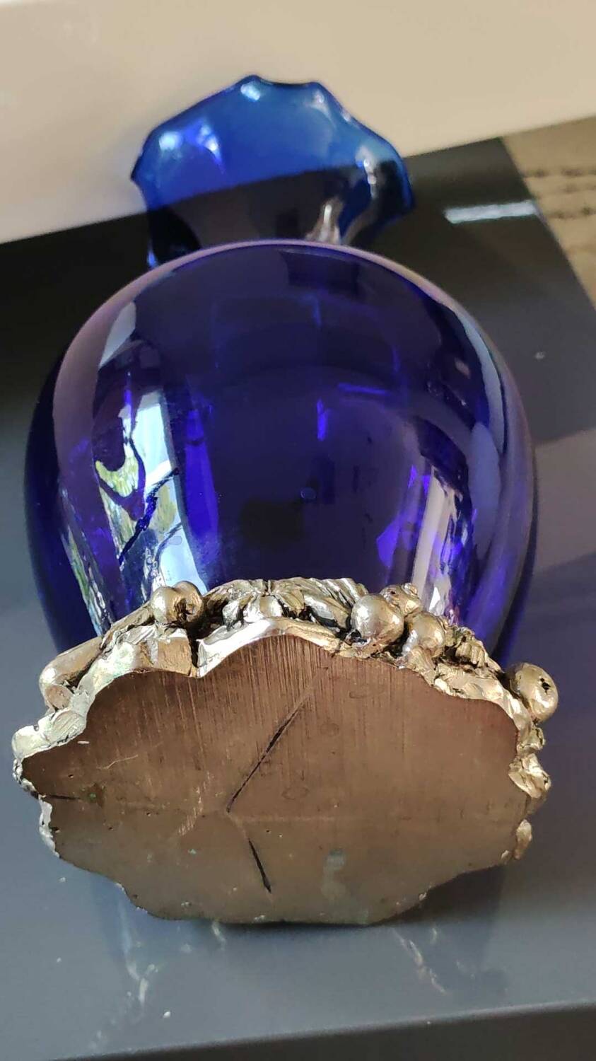 Corolle shaped vase in blown Art glass/Arte Murano Kristall Mery. Cobalt blue on a silver metal-look floral base. Dim 26 x 14 cm