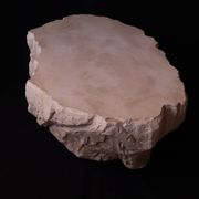 Table basse design effet roche travertin — pièce unique sculptée main