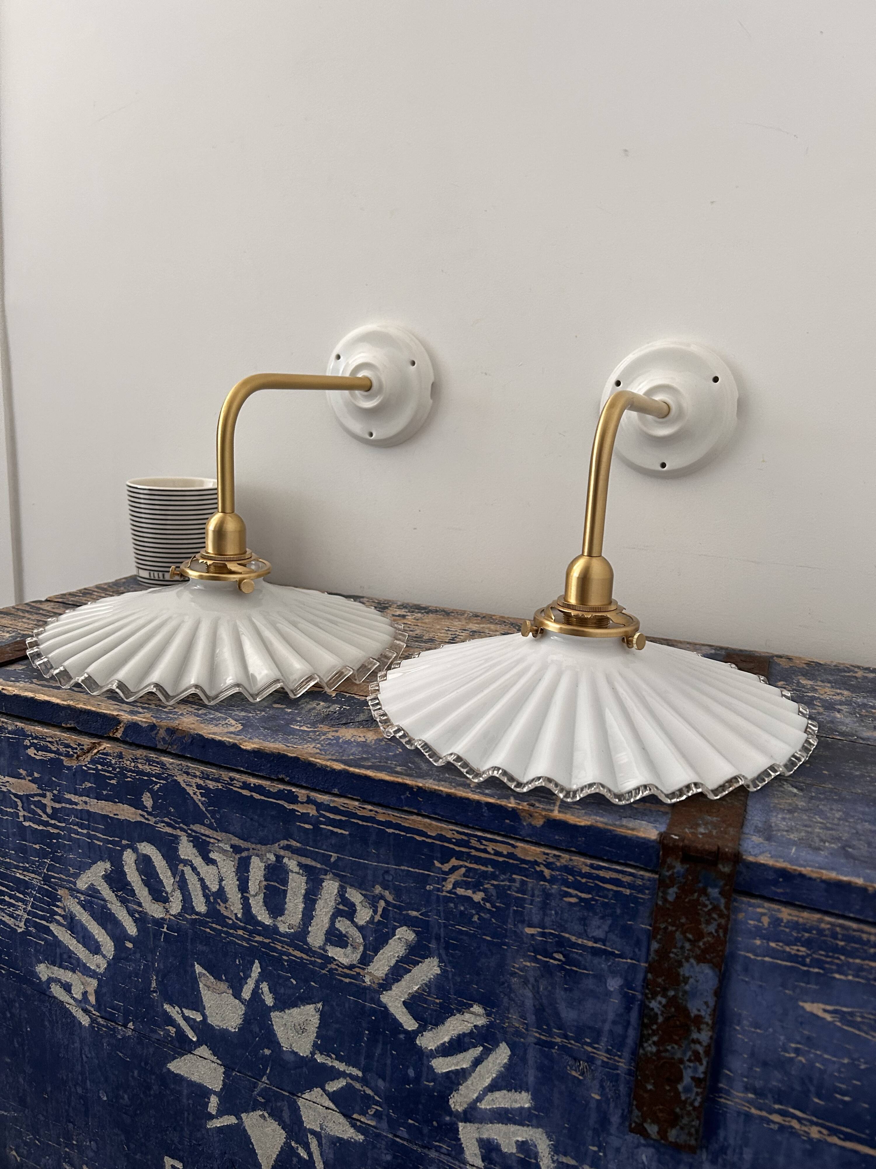 Paire d’appliques vintage en opaline plissée