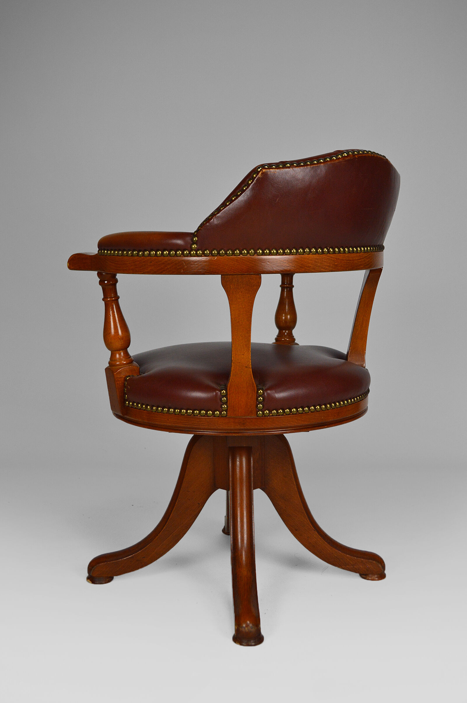 Swivel Chesterfield armchair in wood and leather