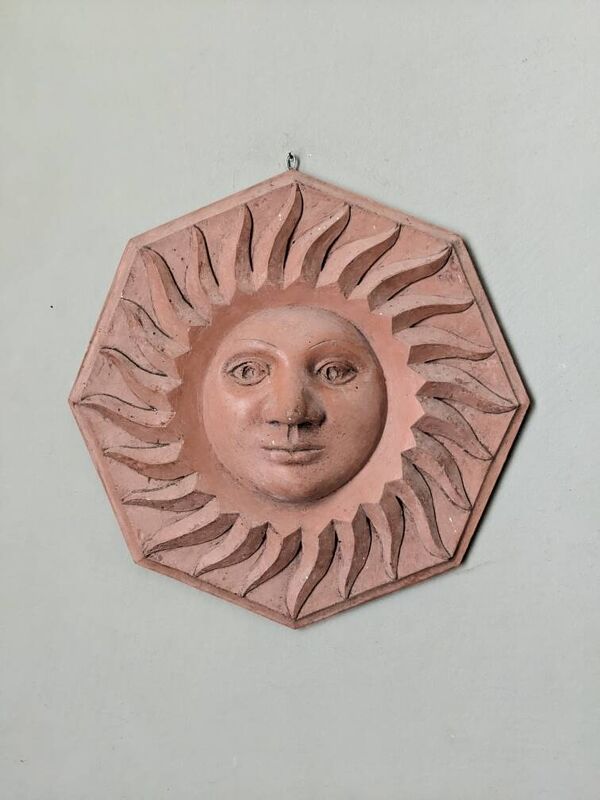 Soleil artisanal en terre cuite terracotta décoration murale vintage bohème