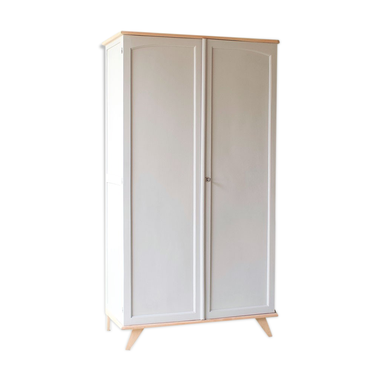 Wardrobe with compass feet