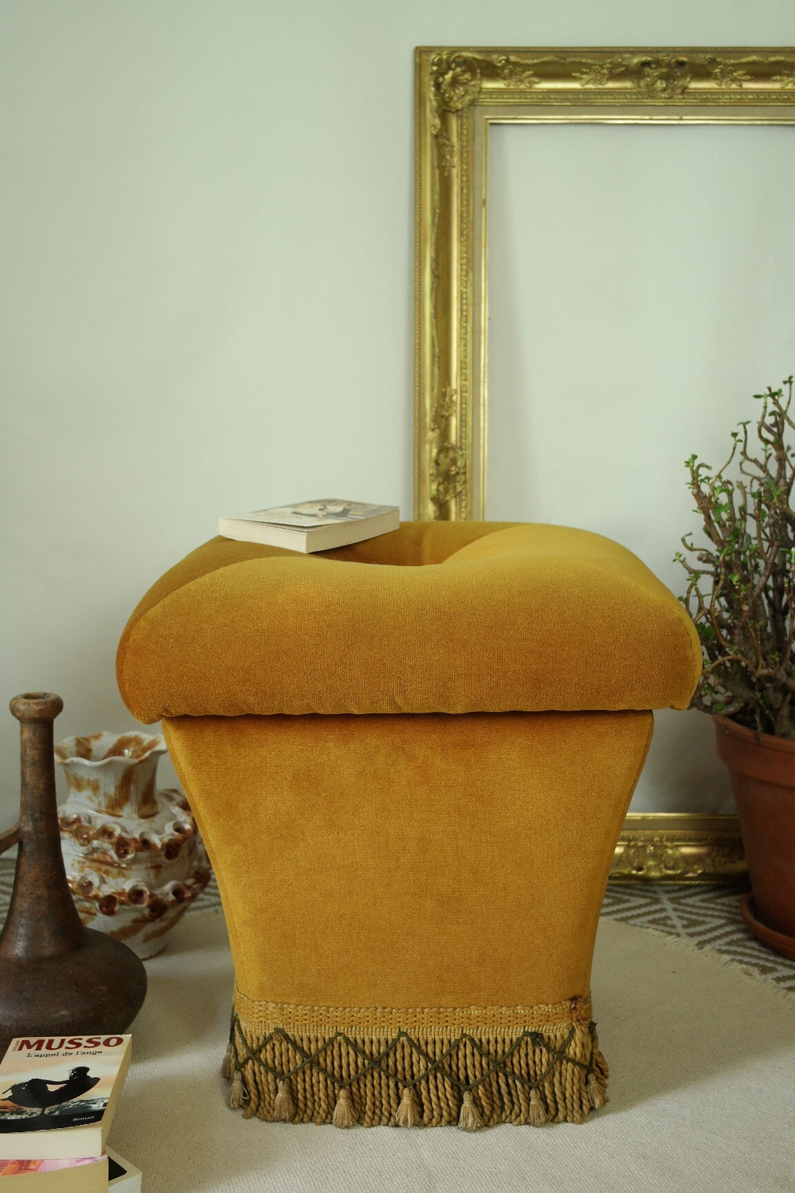 Pouf coffre vintage velours ocre et passementerie