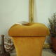 Pouf coffre vintage velours ocre et passementerie