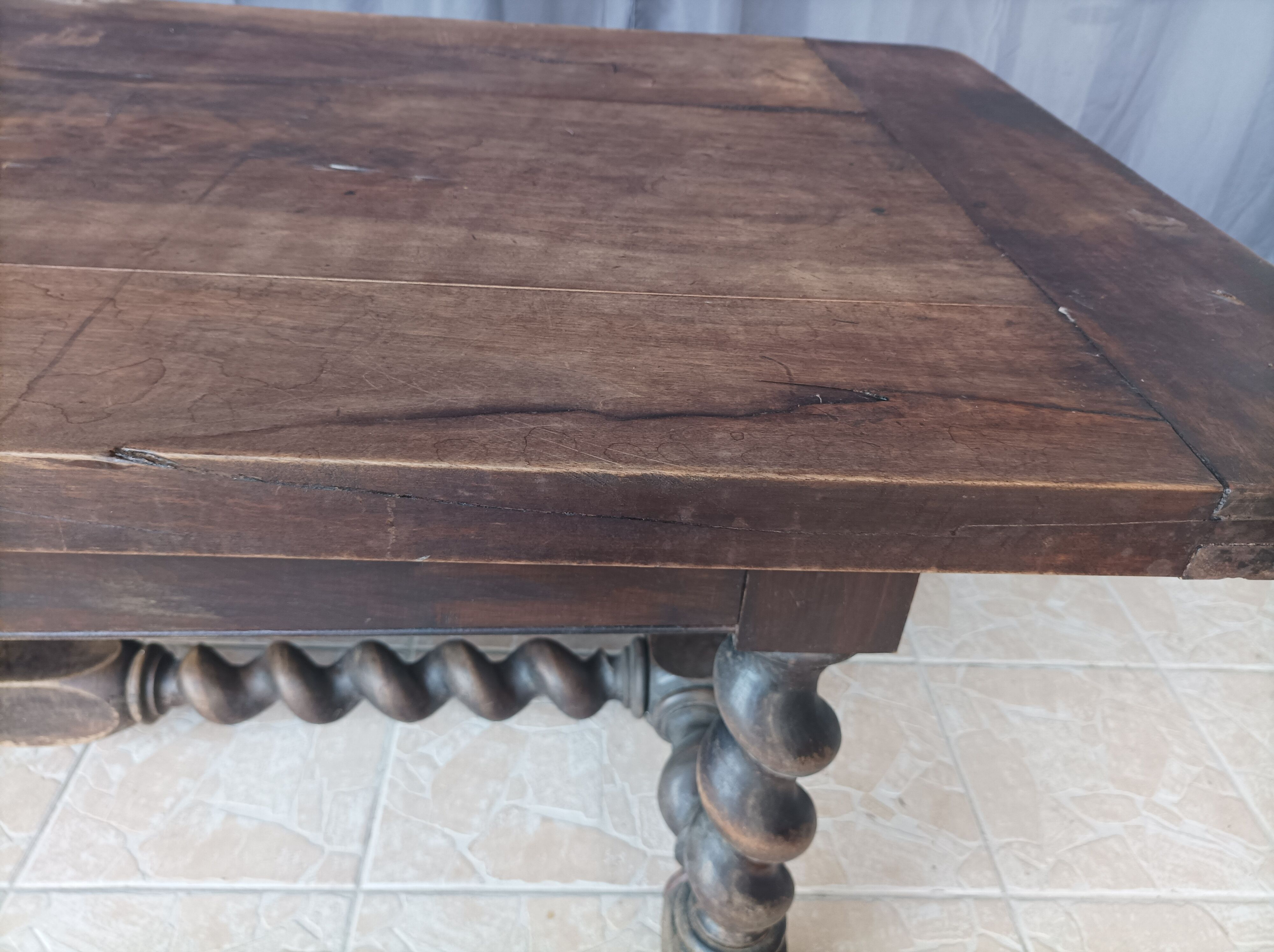 Table de ferme Louis XIII en noyer 19ème