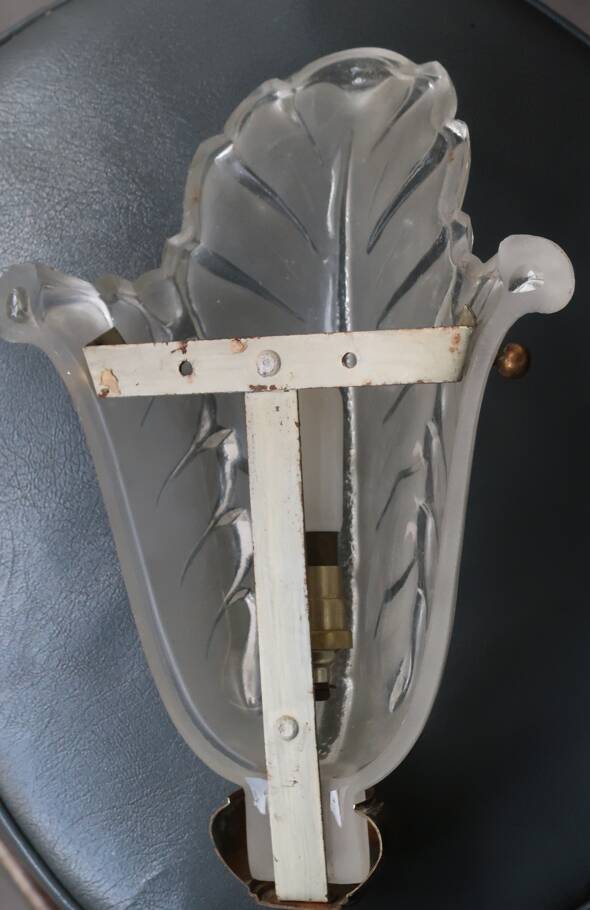 Large Art Deco wall light from the 1930s/40s in brass and thick frosted glass signed.