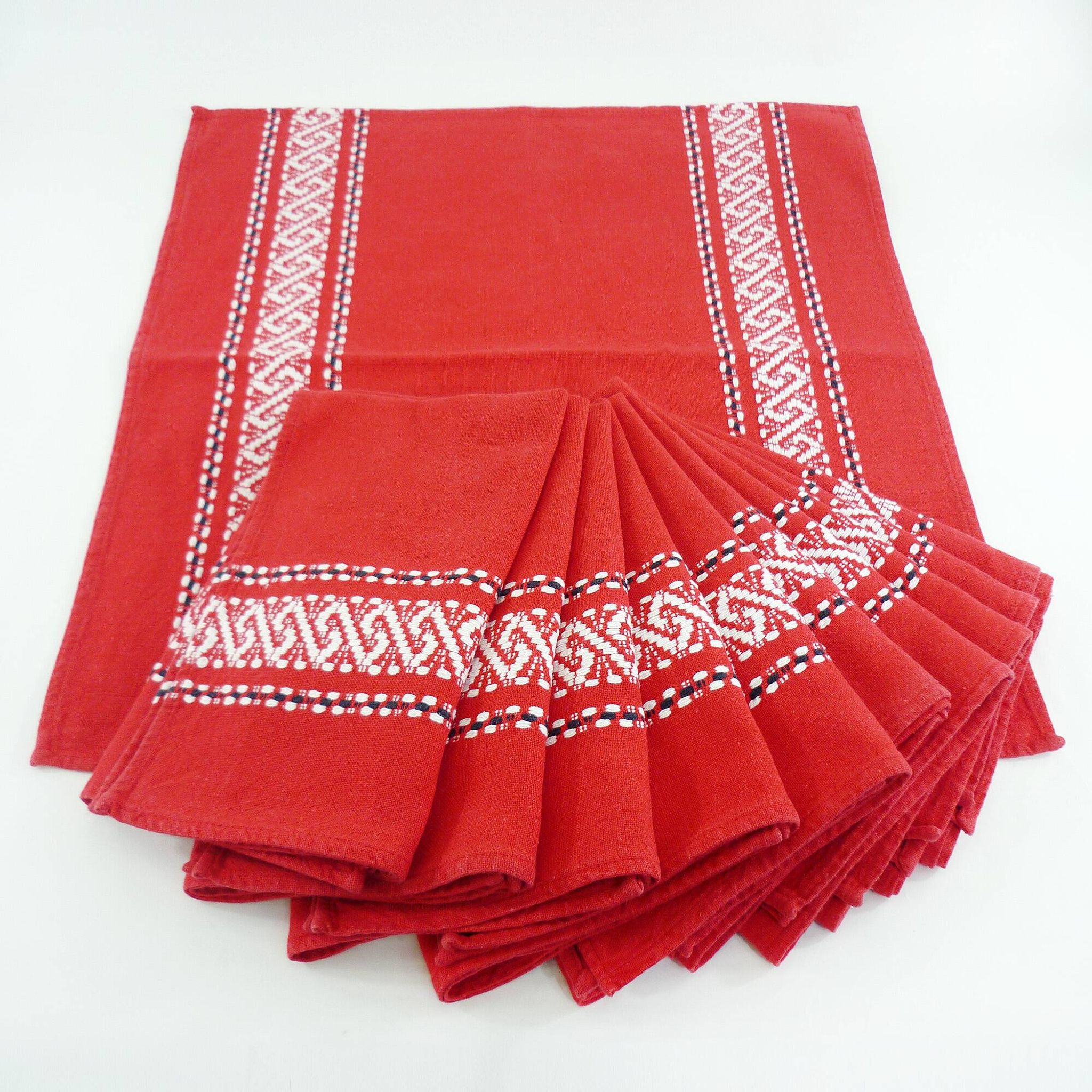 11 serviettes de table en  coton rouge - motifs brodés style basque