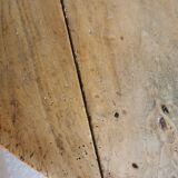 Table ronde à œillets