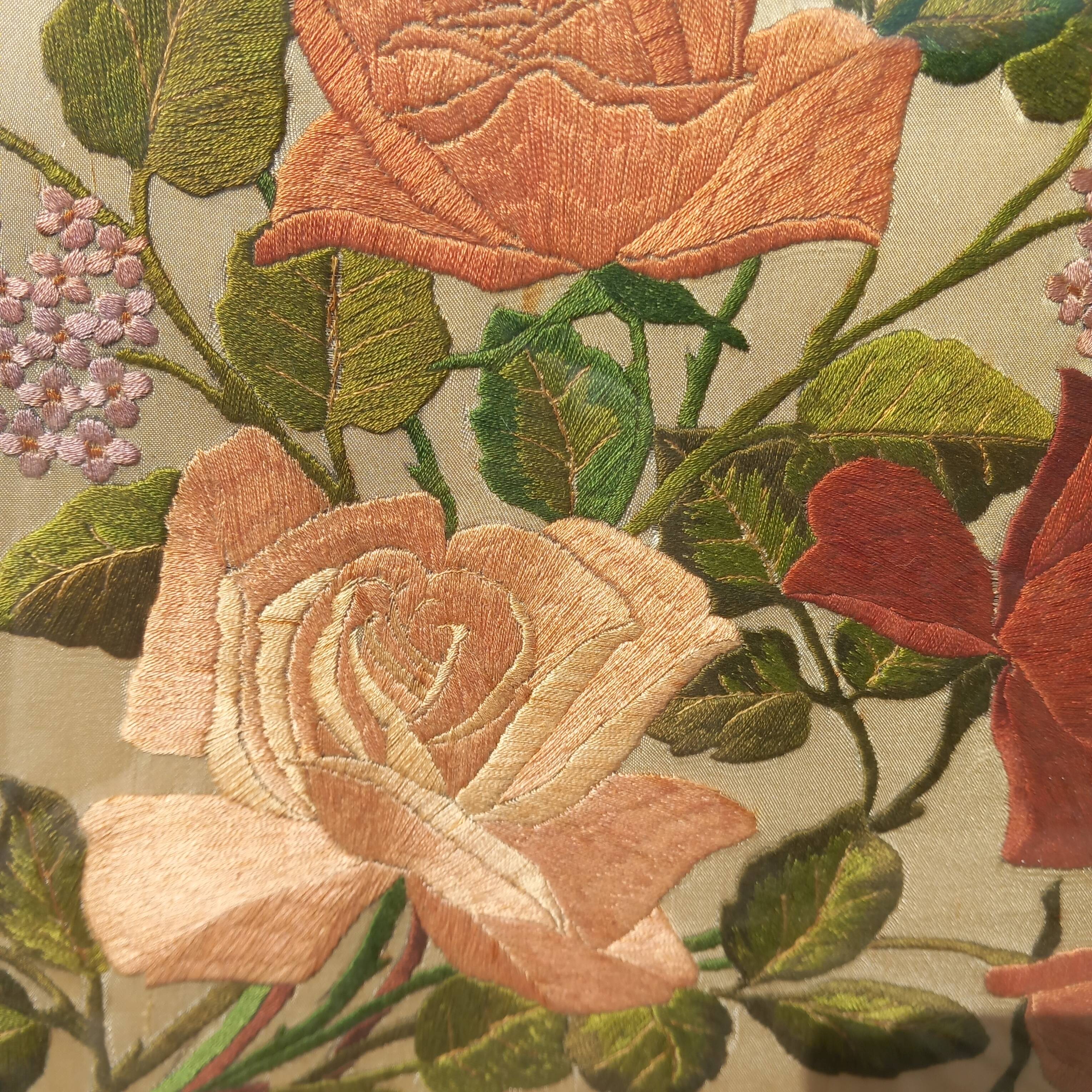 Composition florale roses et lilas. Peinture à  l'aiguille en soie