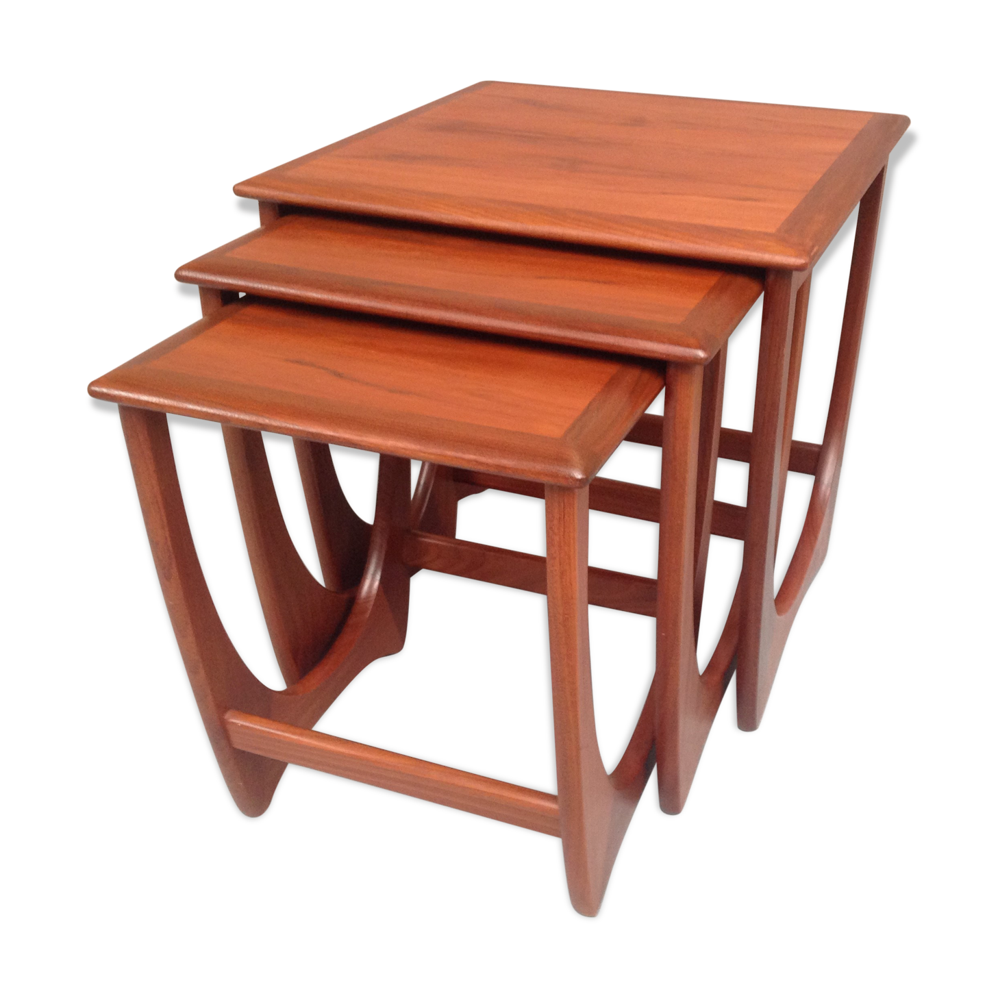 Tables gigognes