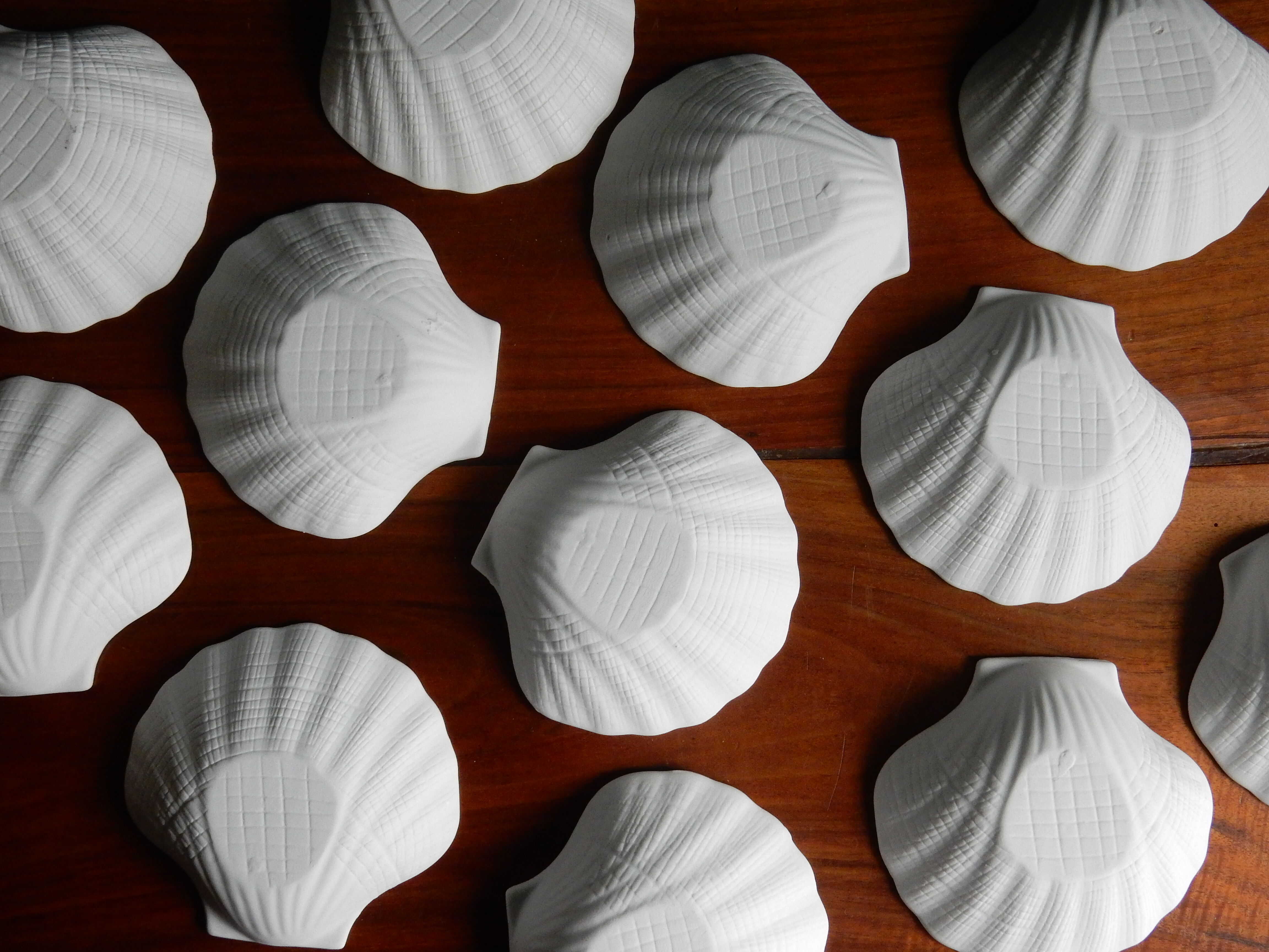 12 coquilles Saint Jacques porcelaine biscuit