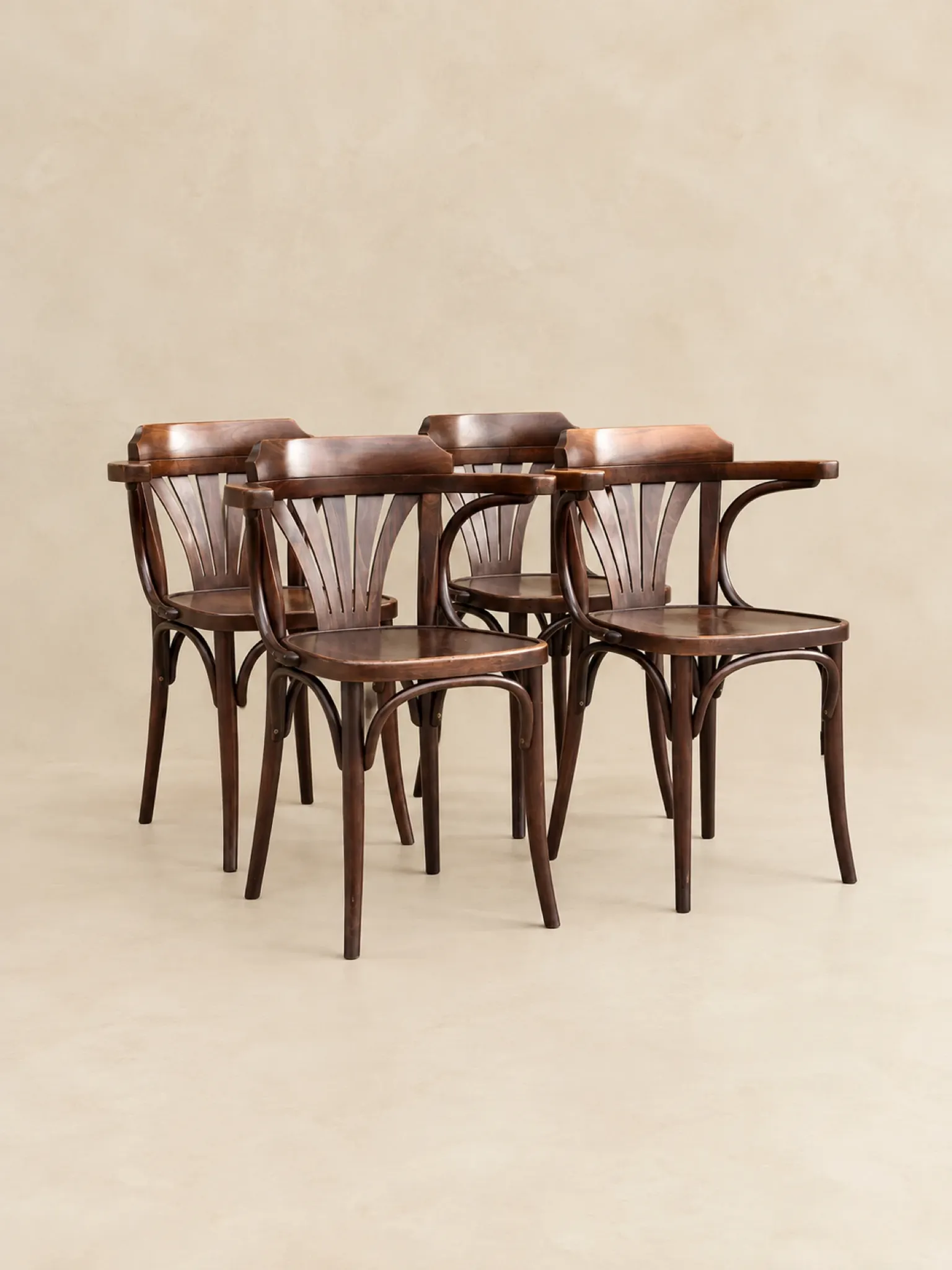 Set of 4 vintage bentwood bistro chairs with armrests – Styl