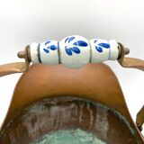 Pot en cuivre avec poignées en porcelaine.