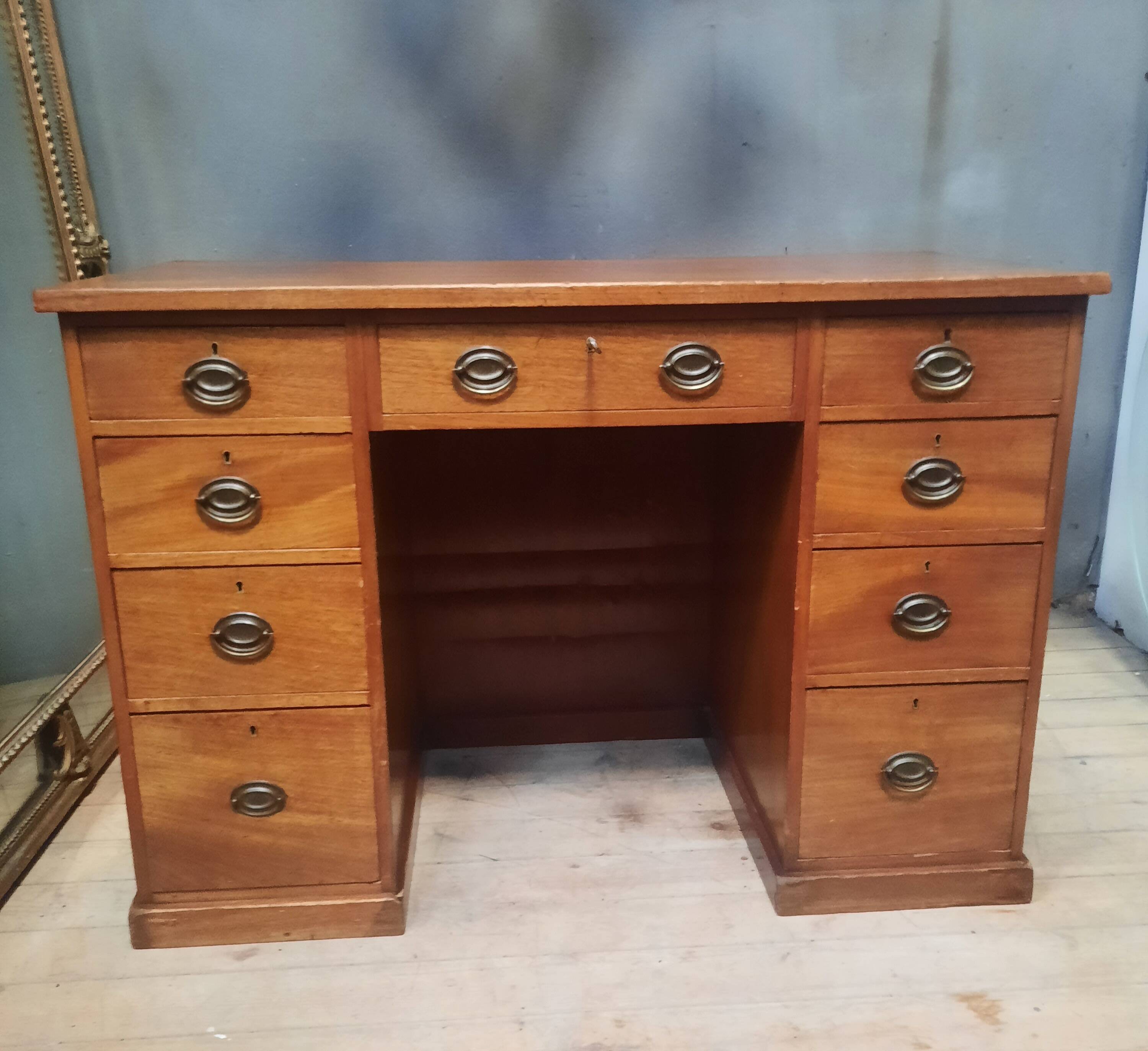 Nineteenth-century chest of drawers in mahogany.