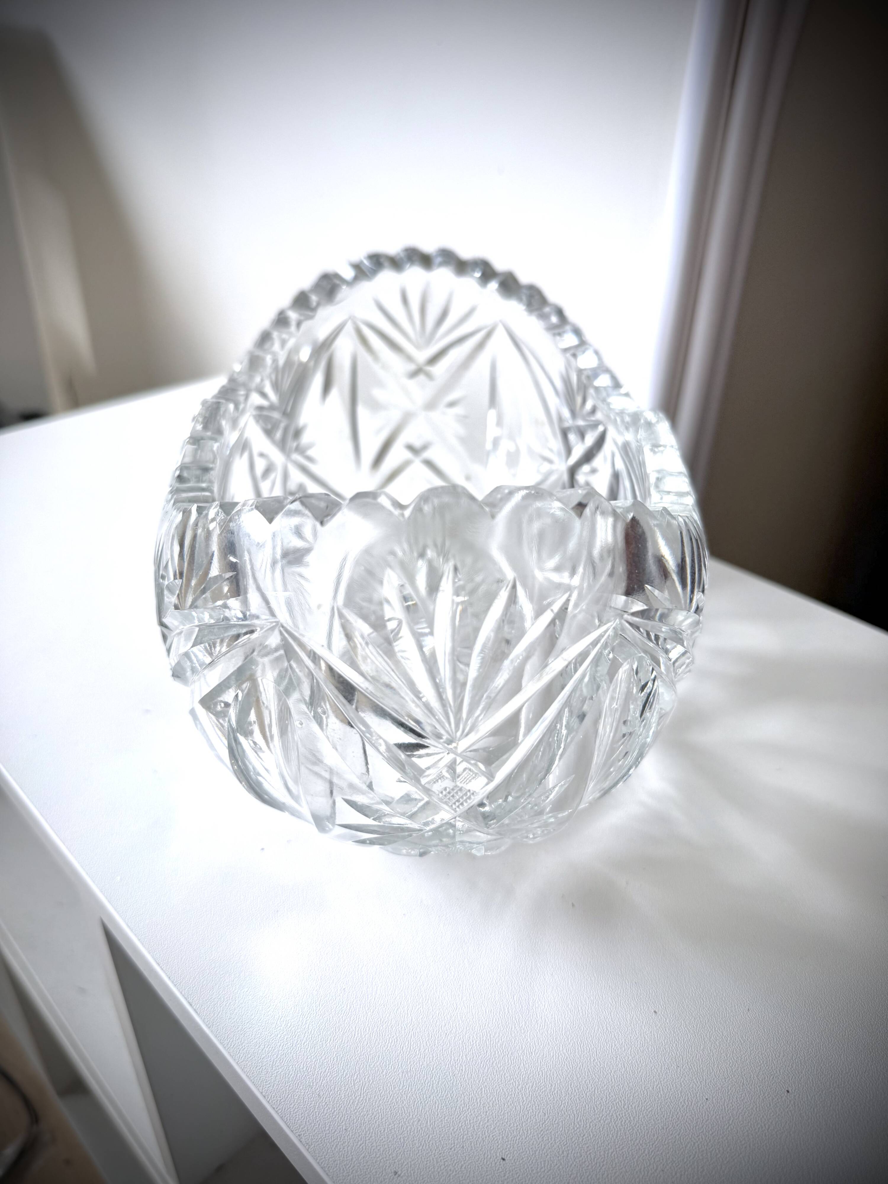 Large cut crystal planter in the Saint-Louis style.