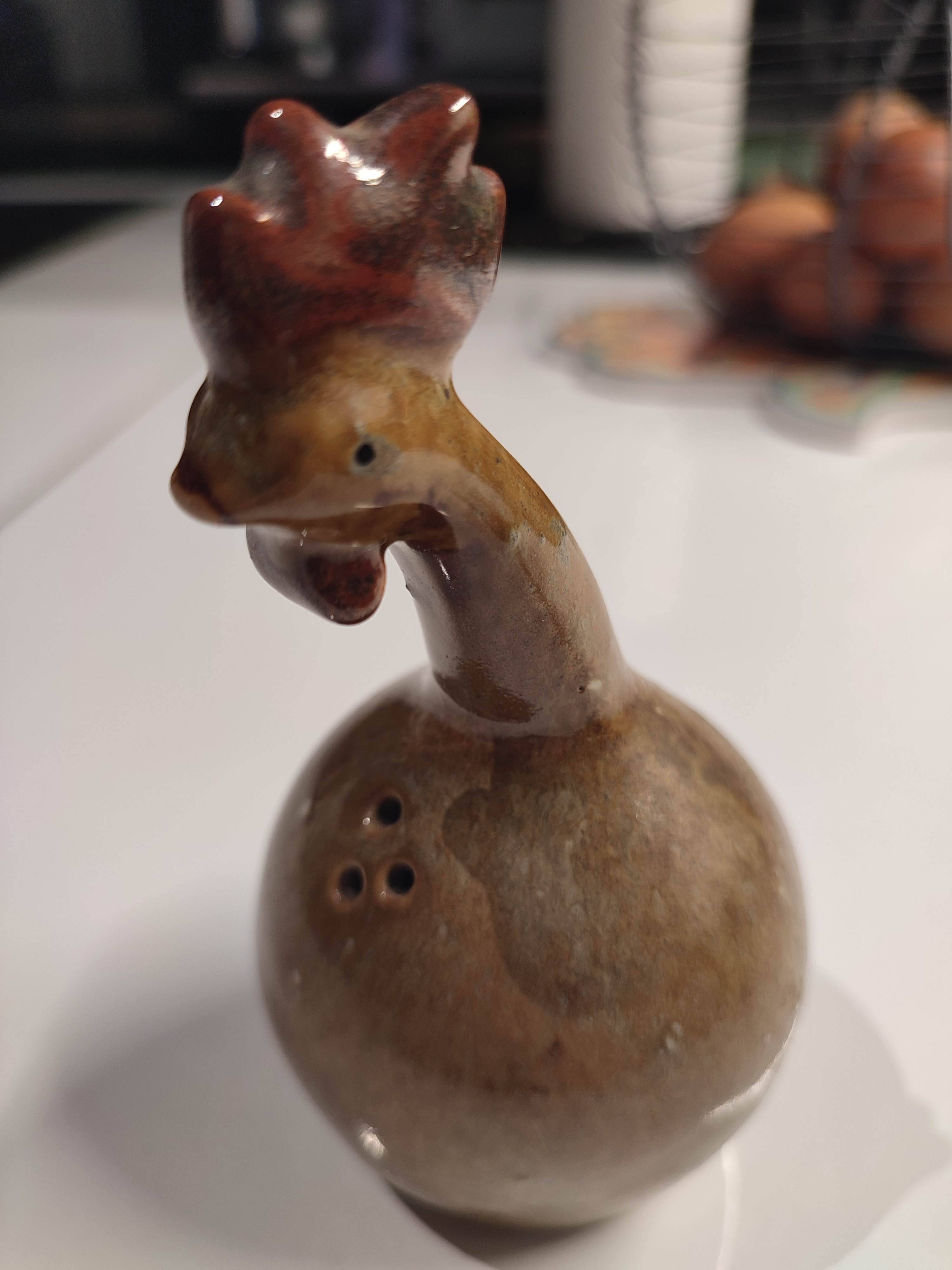 Salière en céramique représentant une petite poule