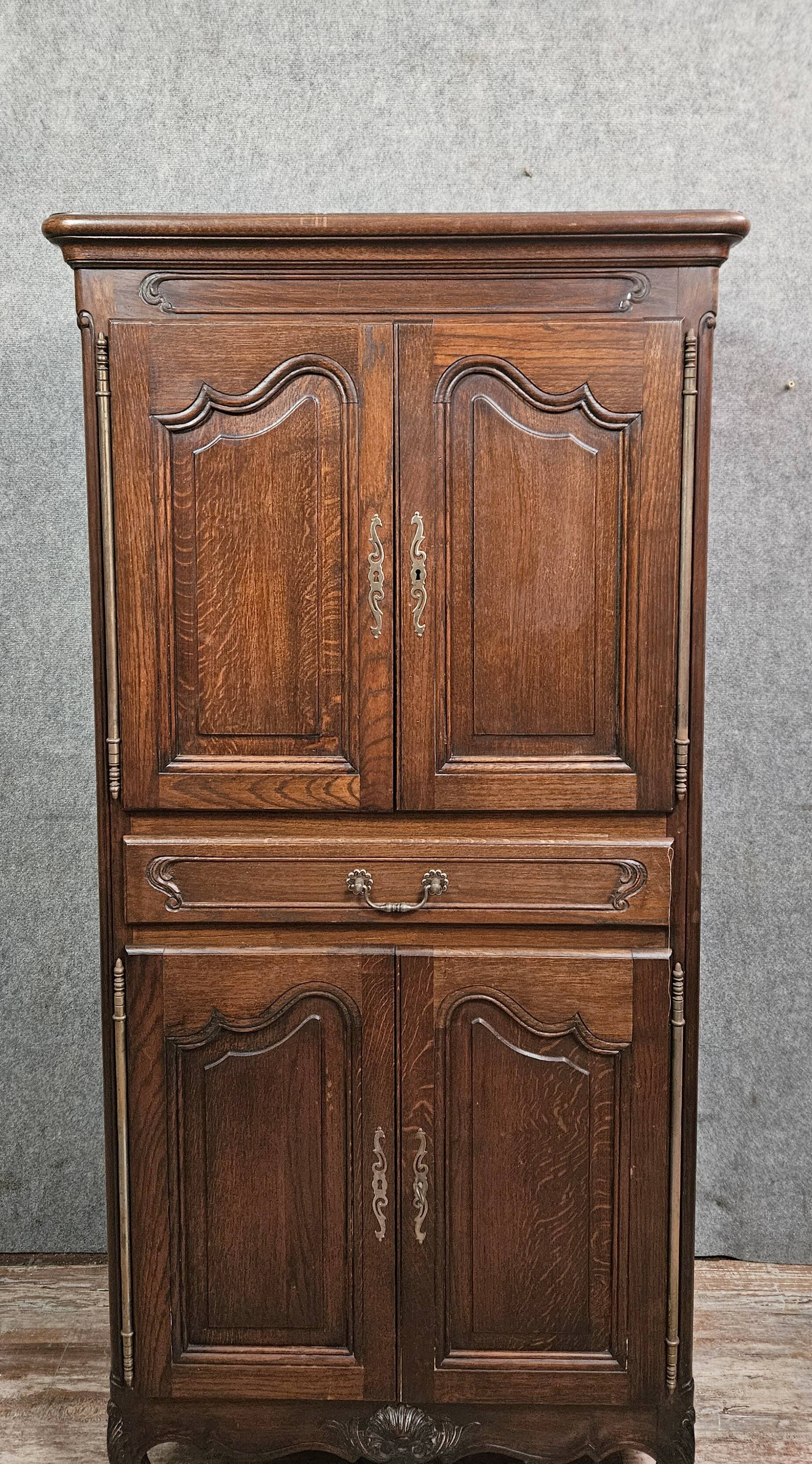 Rustic oak bonnetière