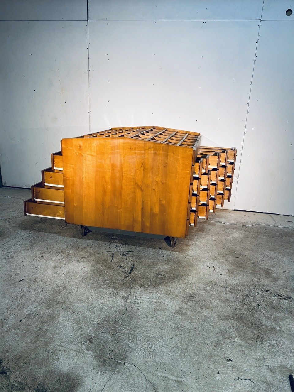 Classeur en bois avec 32 tiroirs vintage