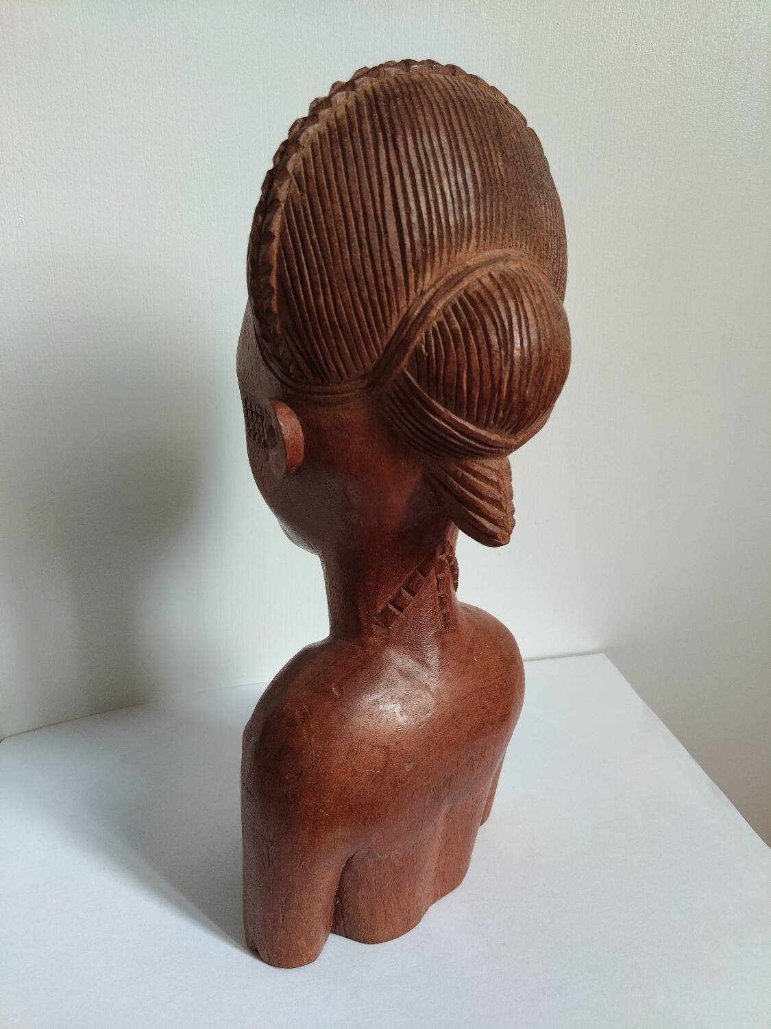 Buste féminin africain en bois – XXᵉ siècle