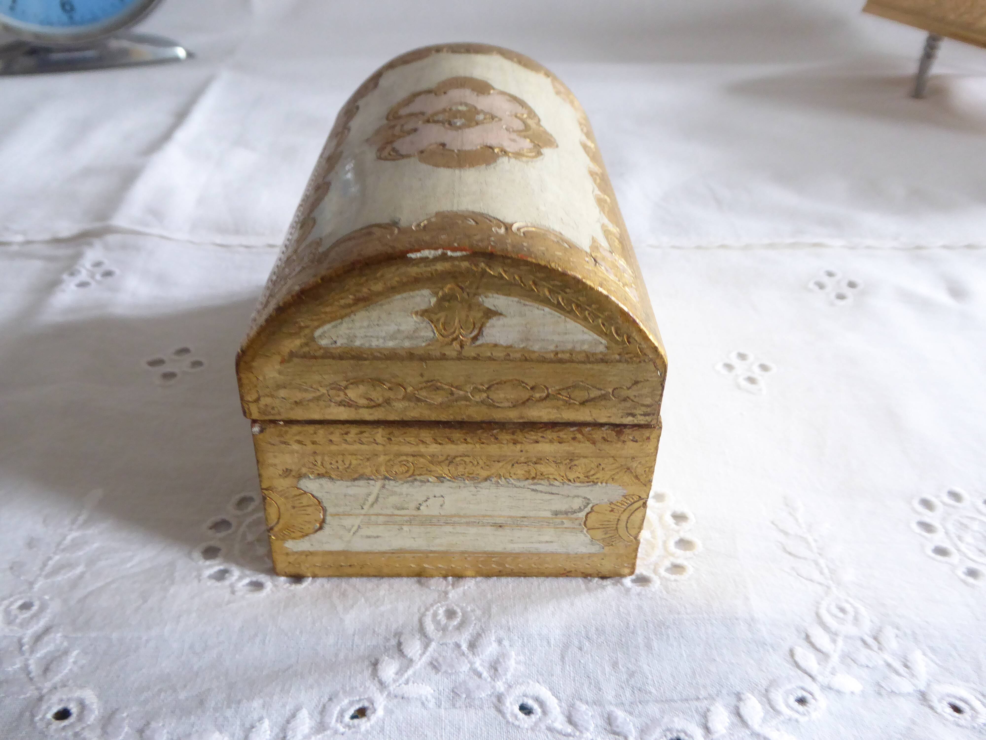 Boite en bois peint style florentin