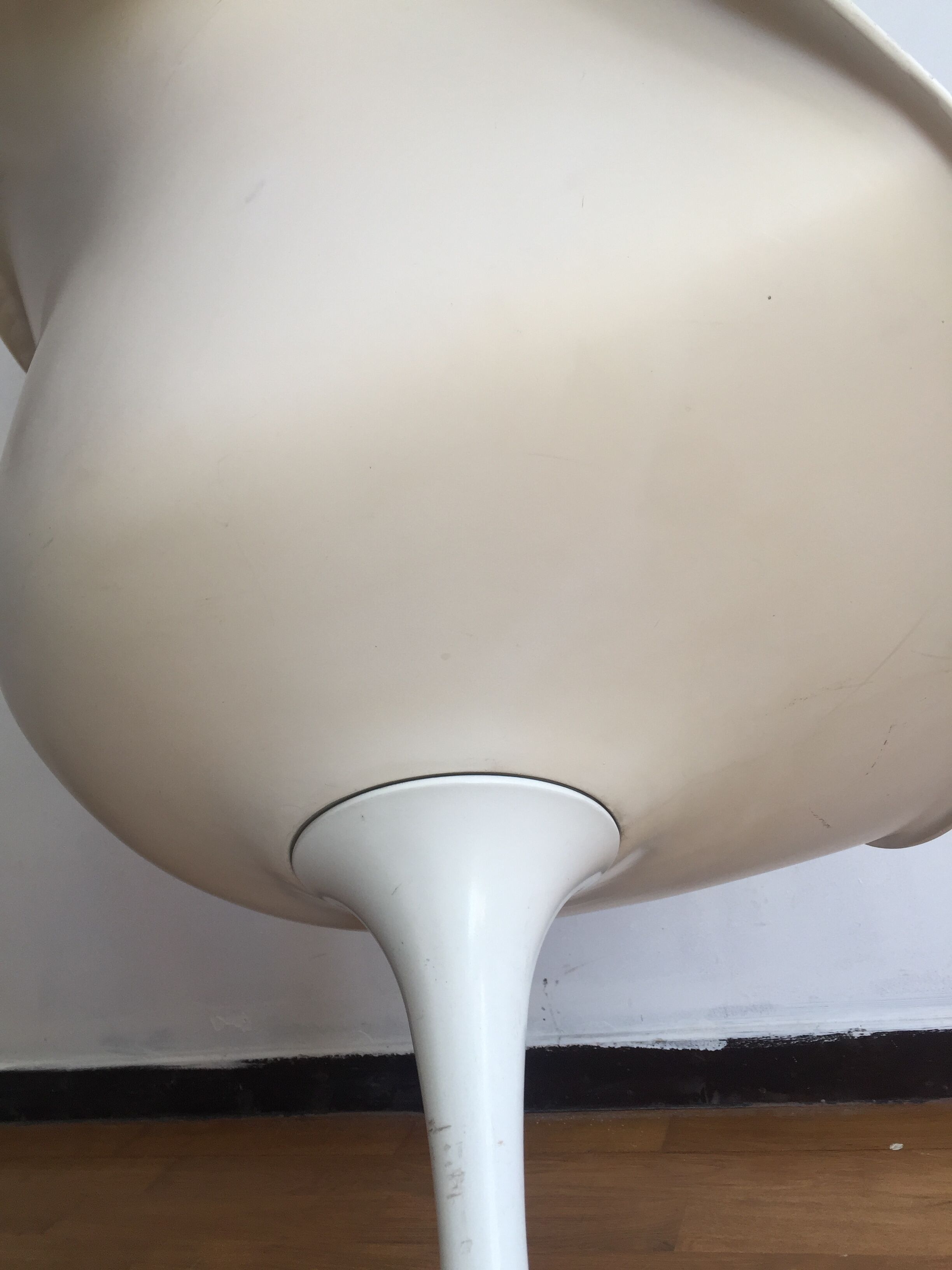 Tulip armchair by Eero Saarinen for Knoll