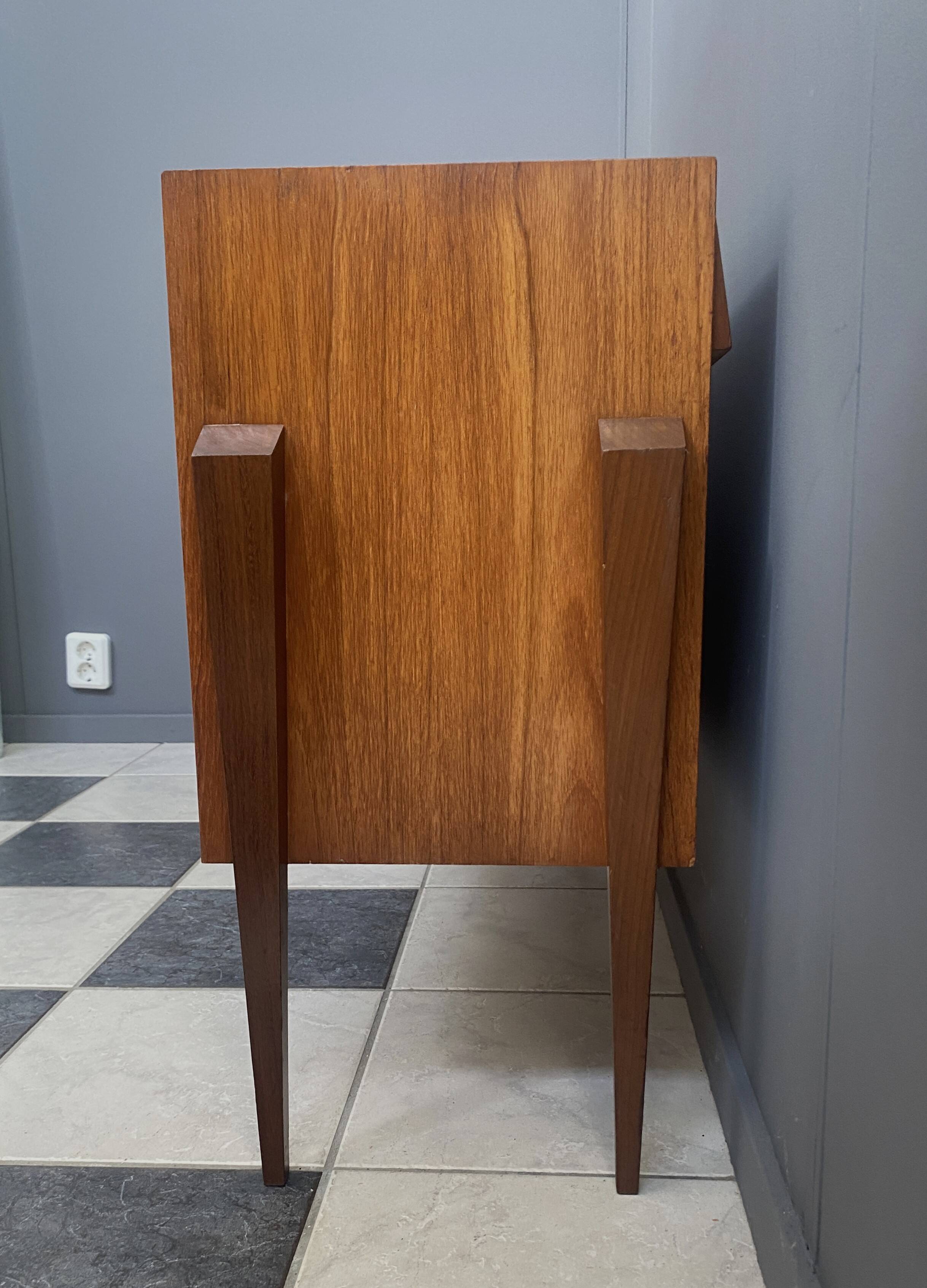 Petit buffet en teck avec façade sanglée, années 1960