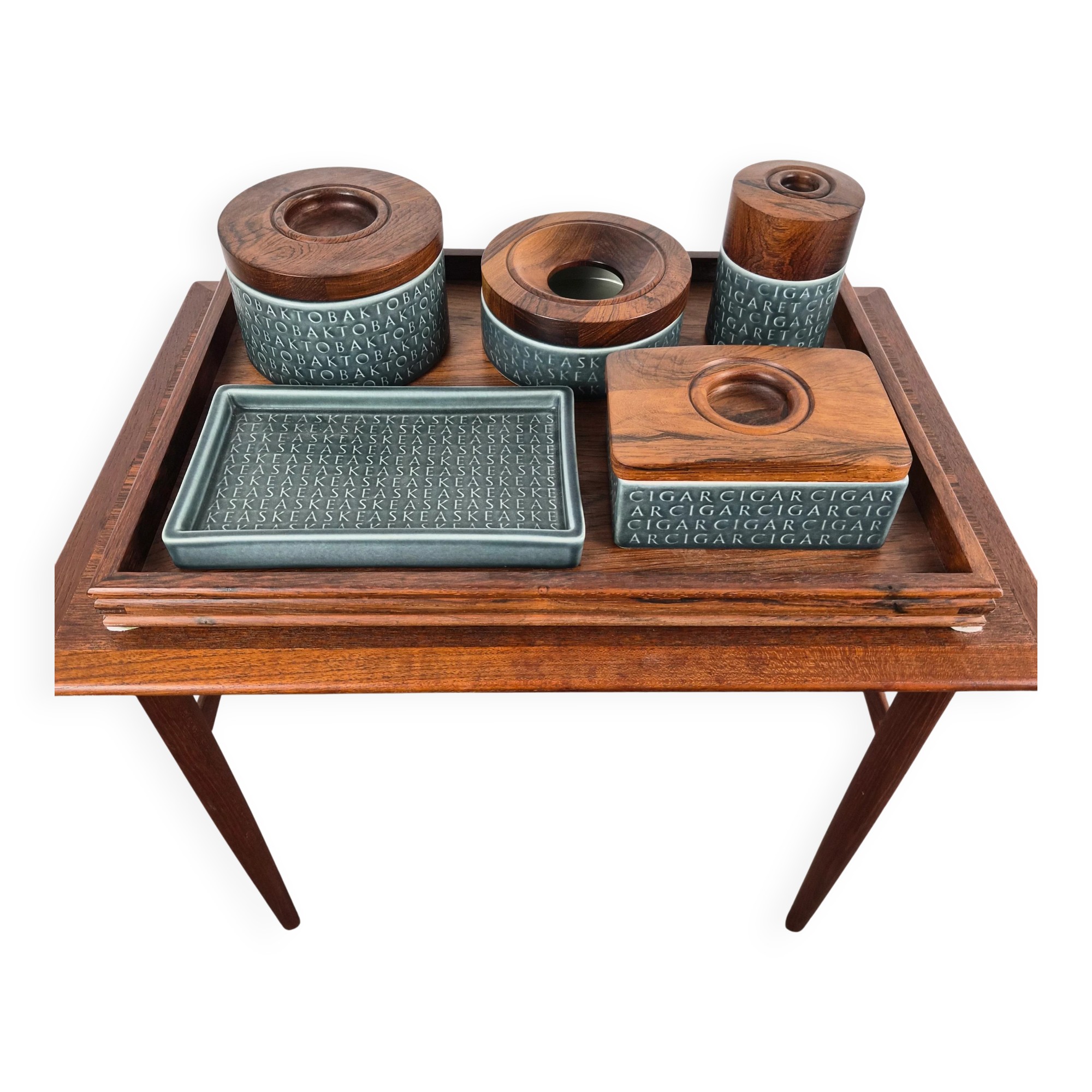Ensemble de fumer en bois de rose et céramique émaillée bleue par Jens Quistgaard pour Kronjyden Nissen, Danemark, 1960.
