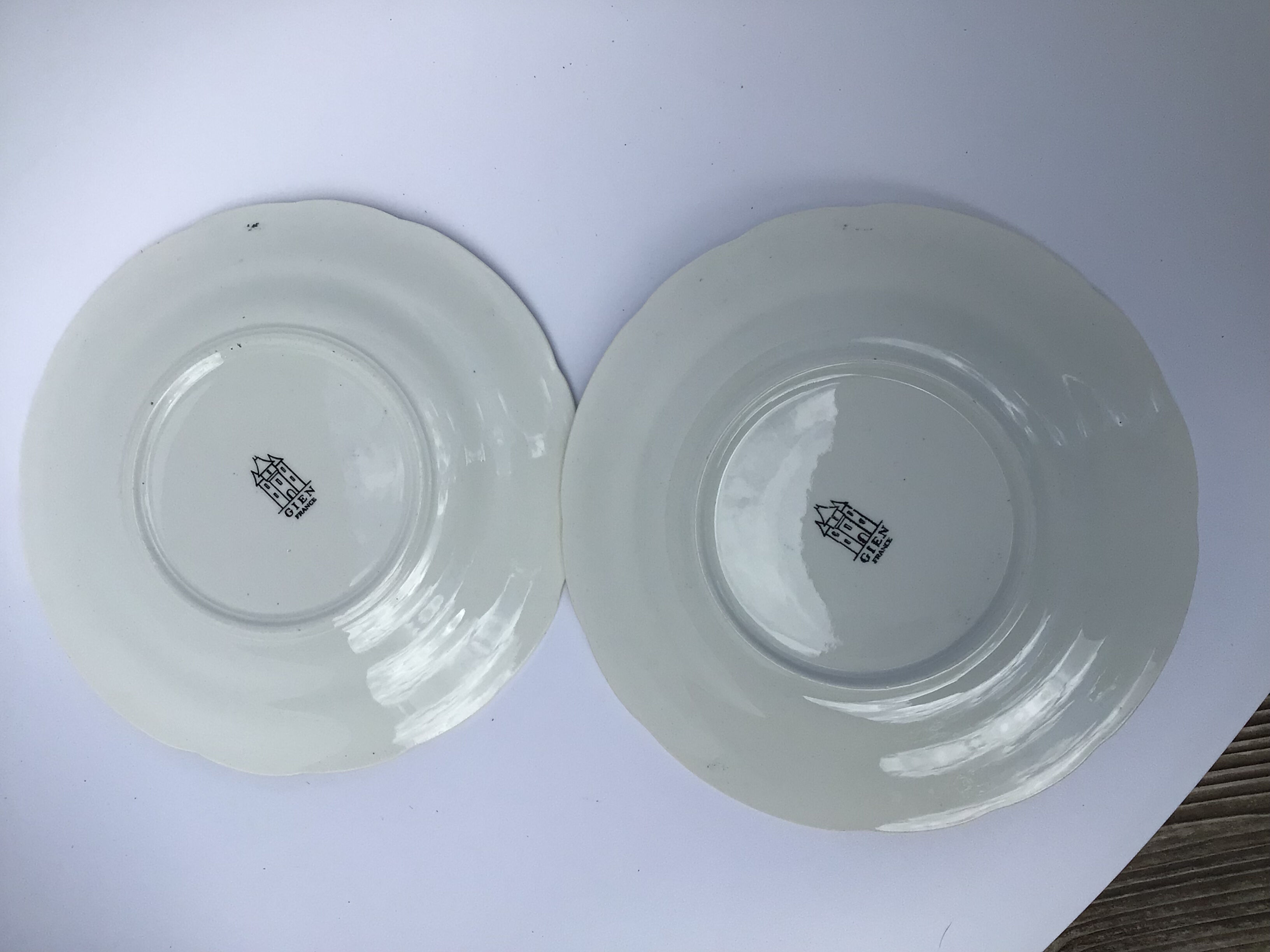2 dessert plates from Gien, speaking from the 60s/70s.