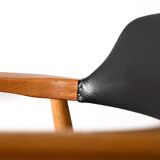 Fauteuil scandinave recouvert de similicuir
