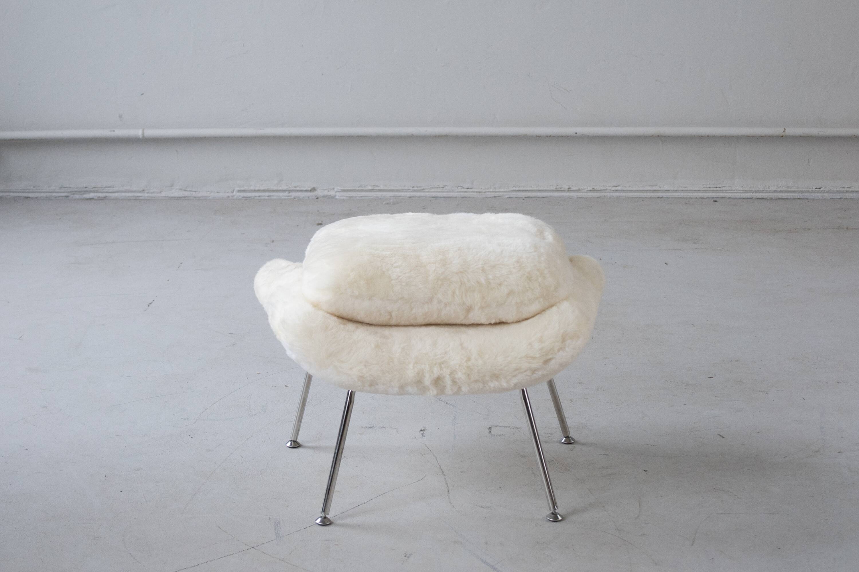 Womb Chair and Ottoman in fluffy white fabric by Eero Saarinen