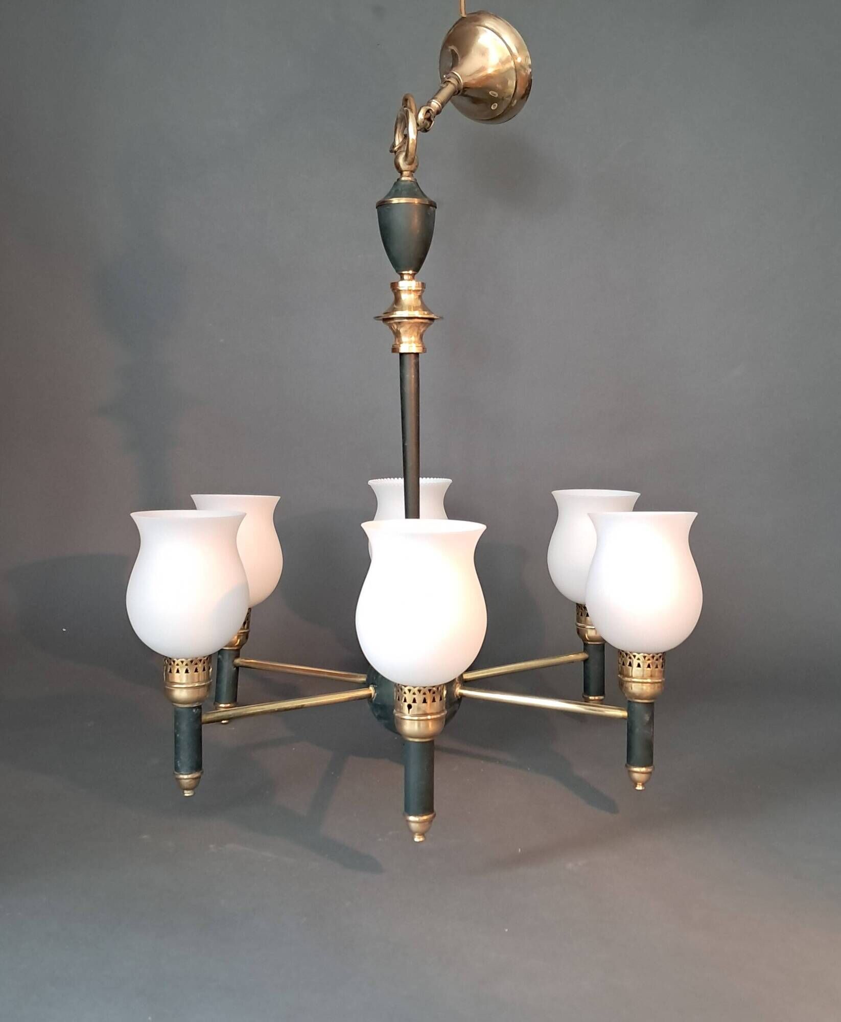 Maison Lunel 1960 6-light chandelier in gilded brass and green lacquered.