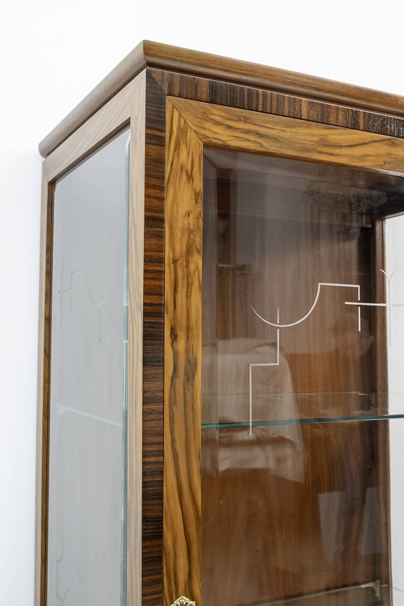 Art Dèco Italian Walnut Vitrines or Bar Display Cabinet, 1925