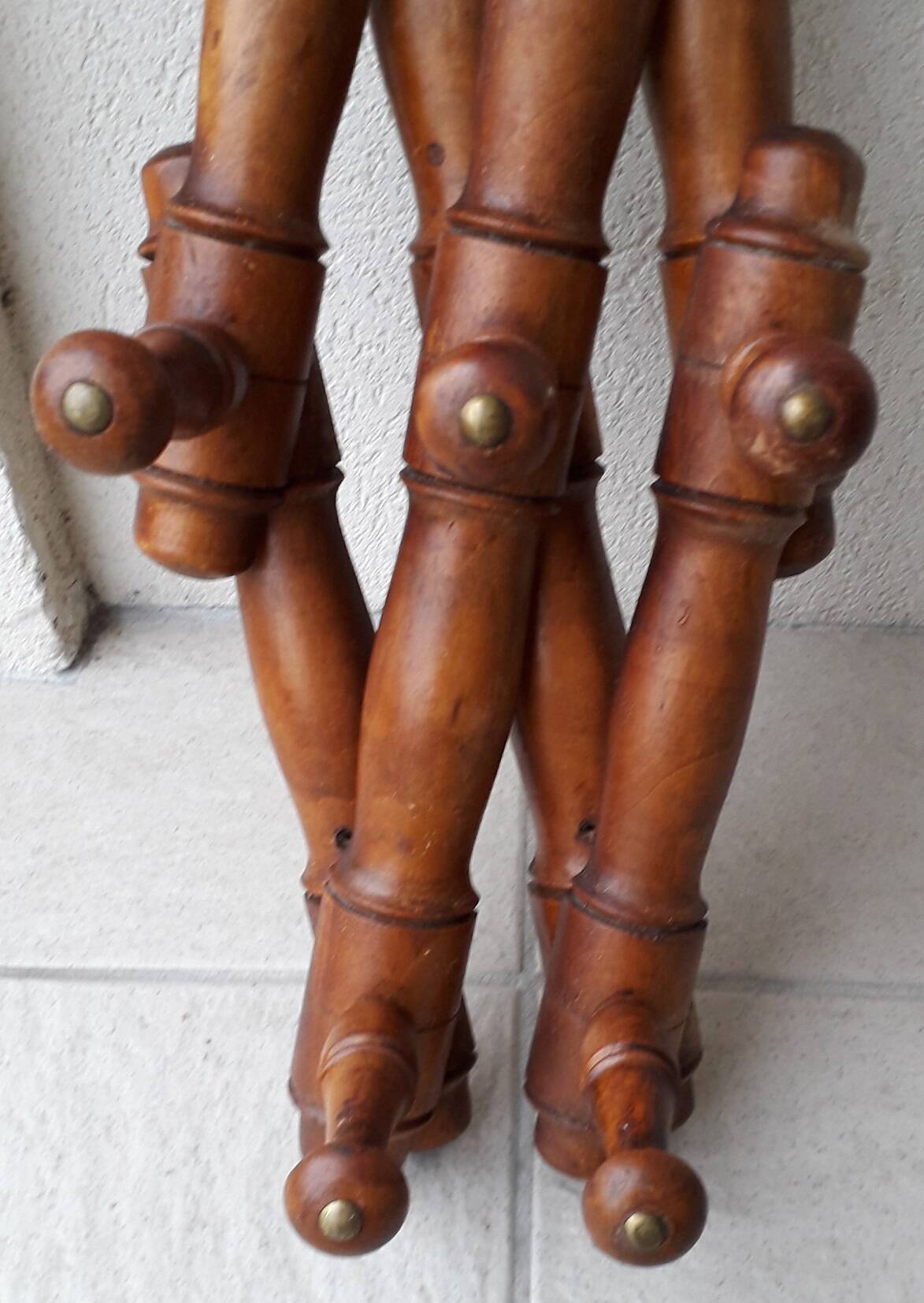 Extendable wooden coat rack