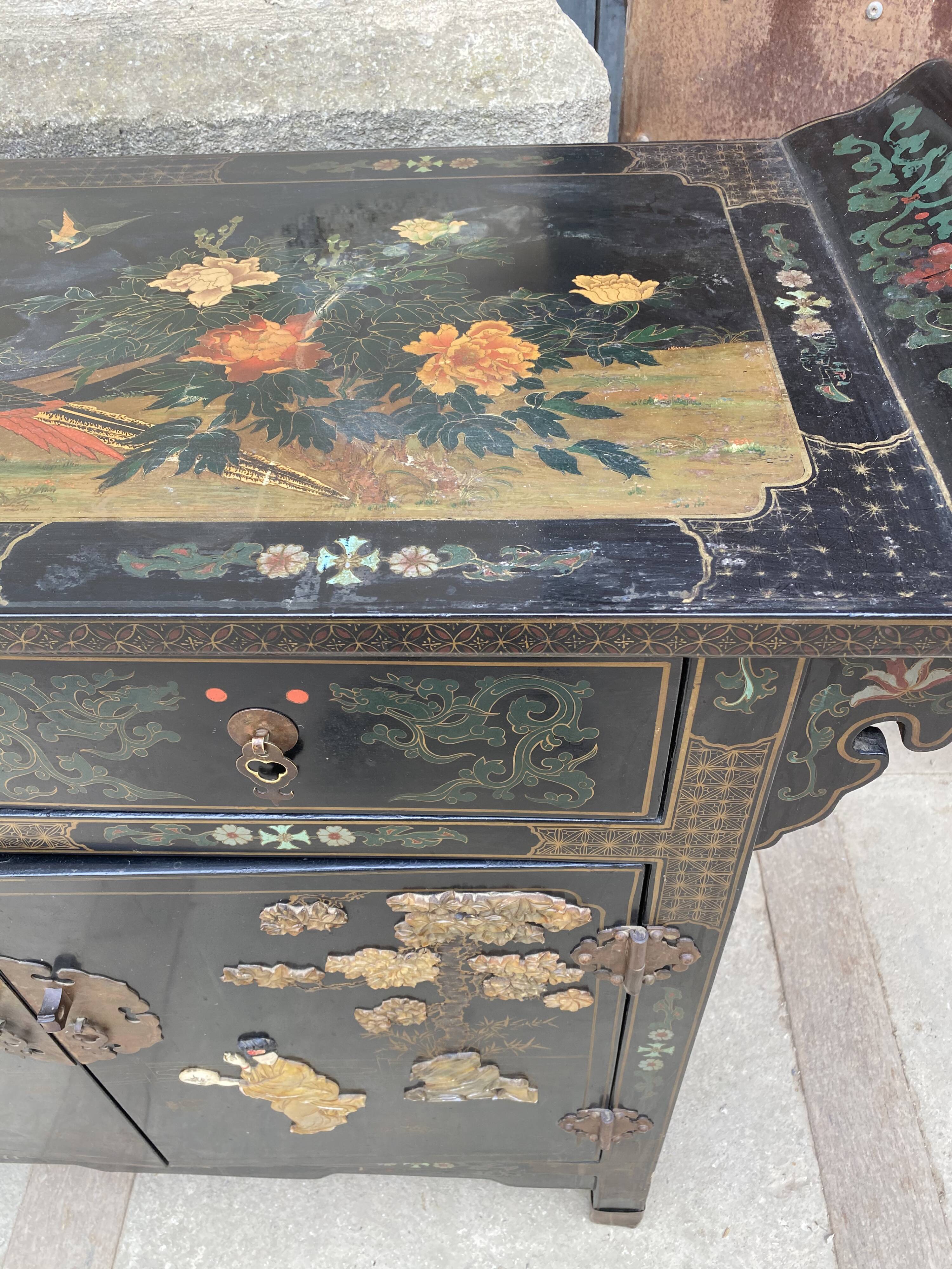 Chinese furniture console 1960 lase wood