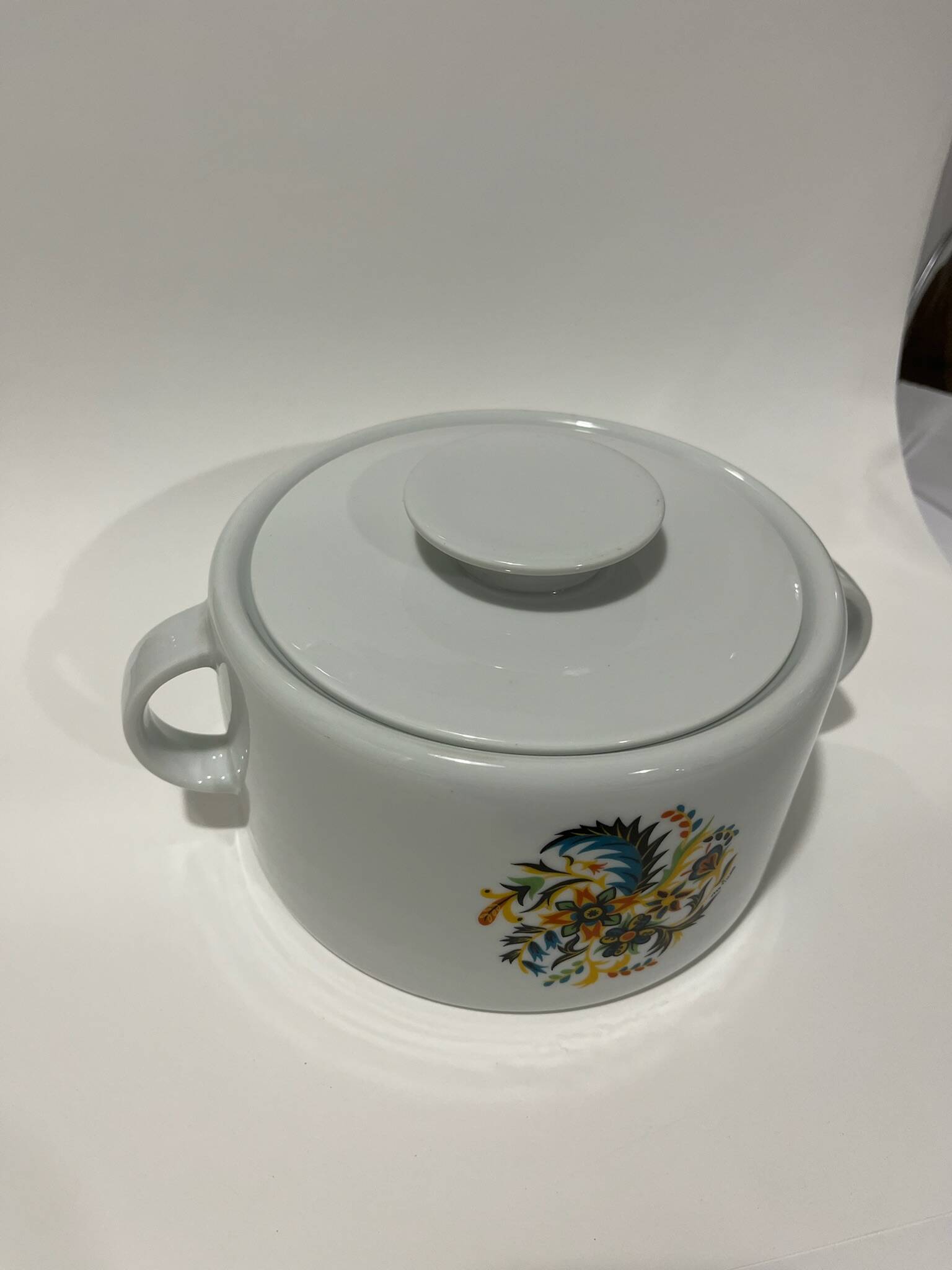 Numbered porcelain soup tureen from Couleuvre.