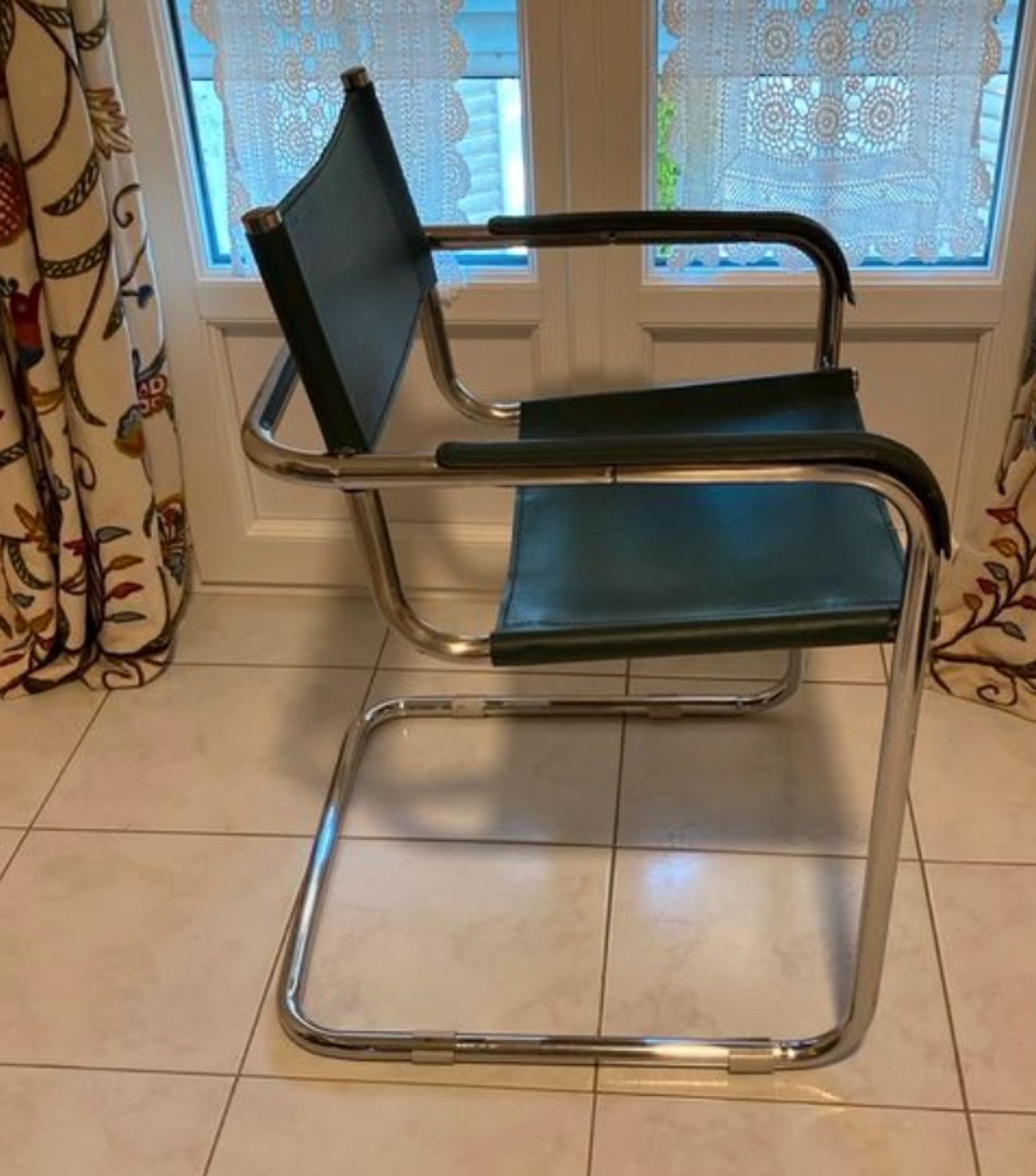 Paire de fauteuils cantilever vintage  cuir vert & chrome
