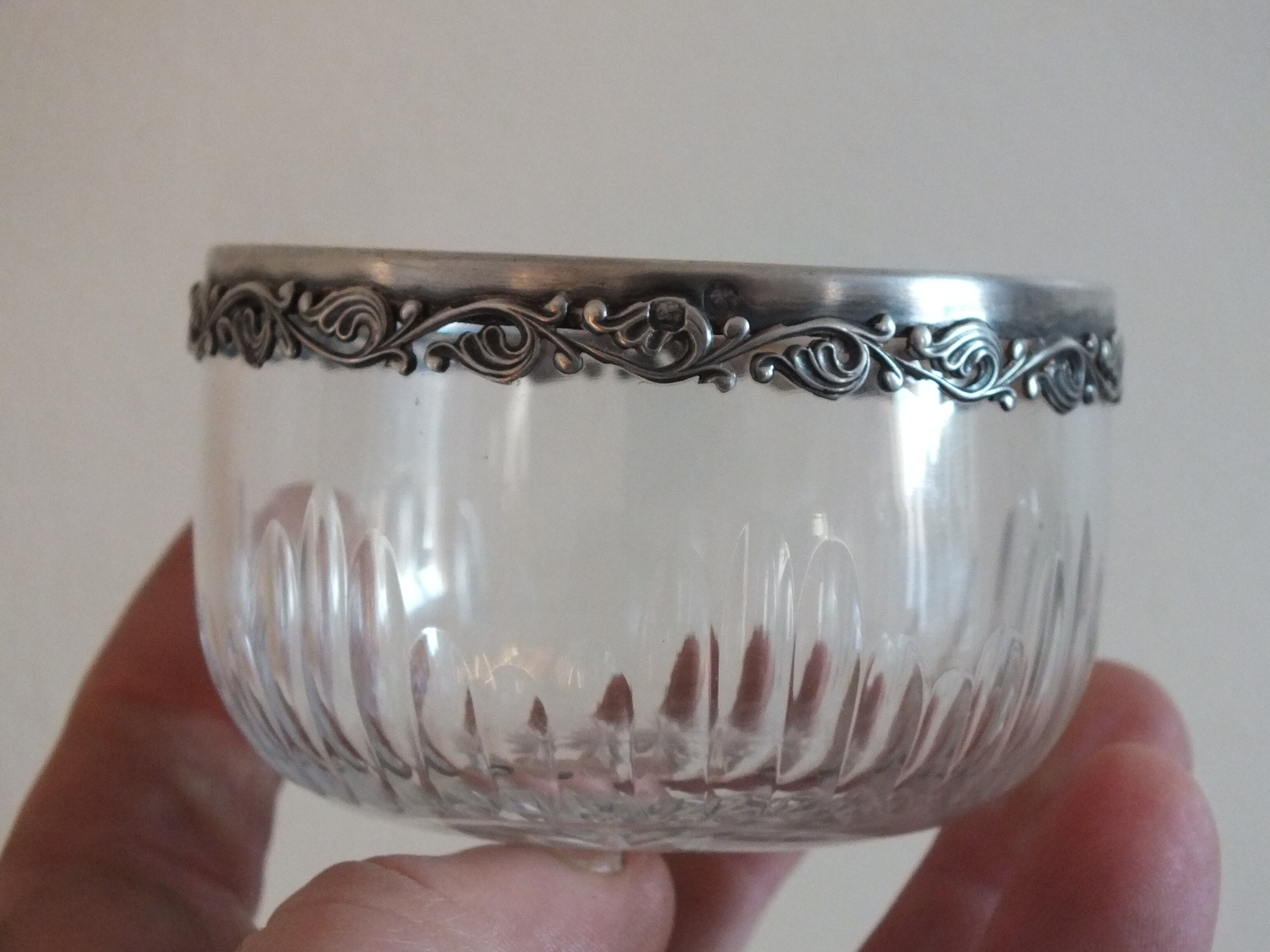 Finger rinse cup in cut crystal and solid silver