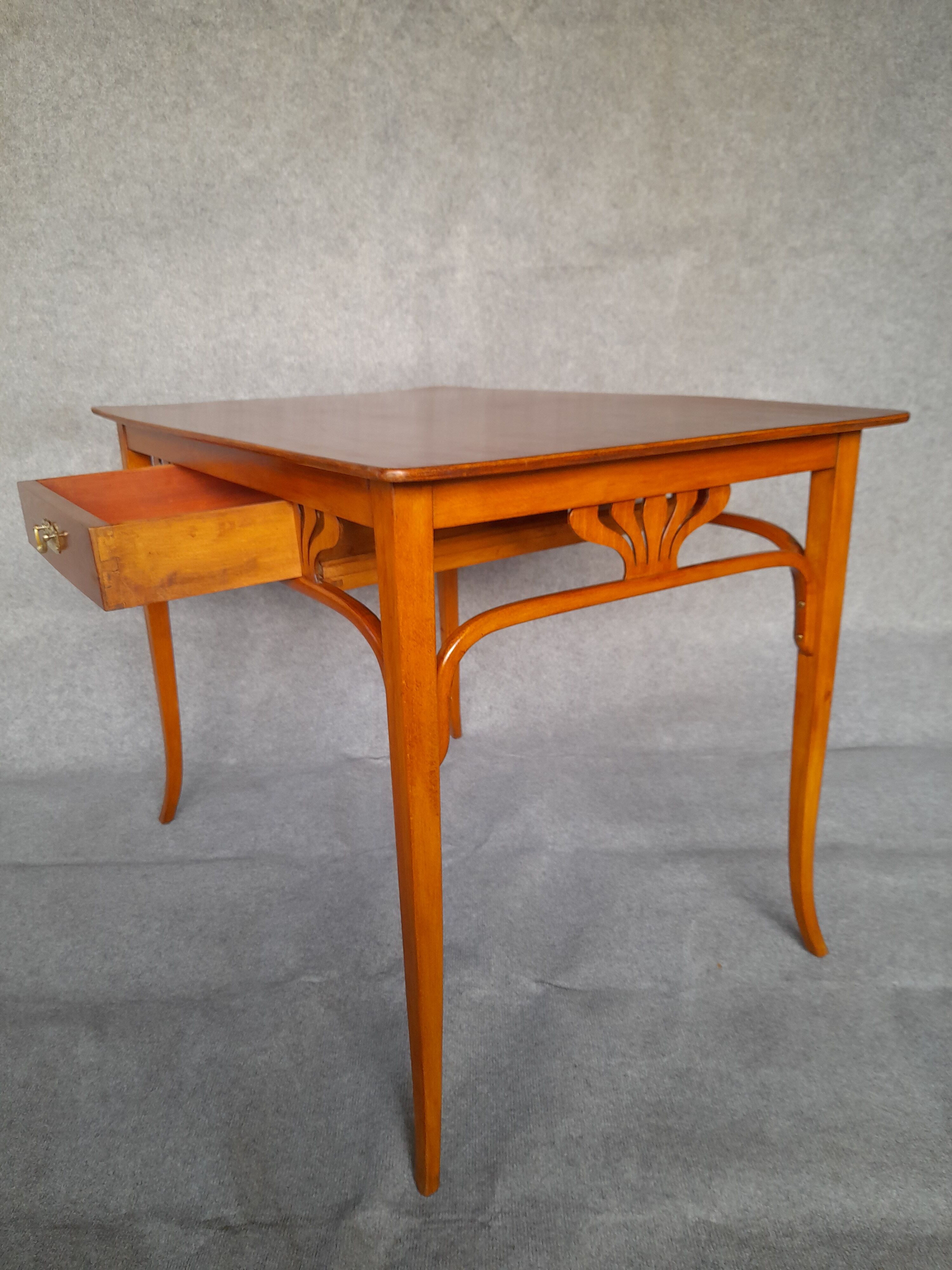 Bureau plat art nouveau estampillé de Kohn