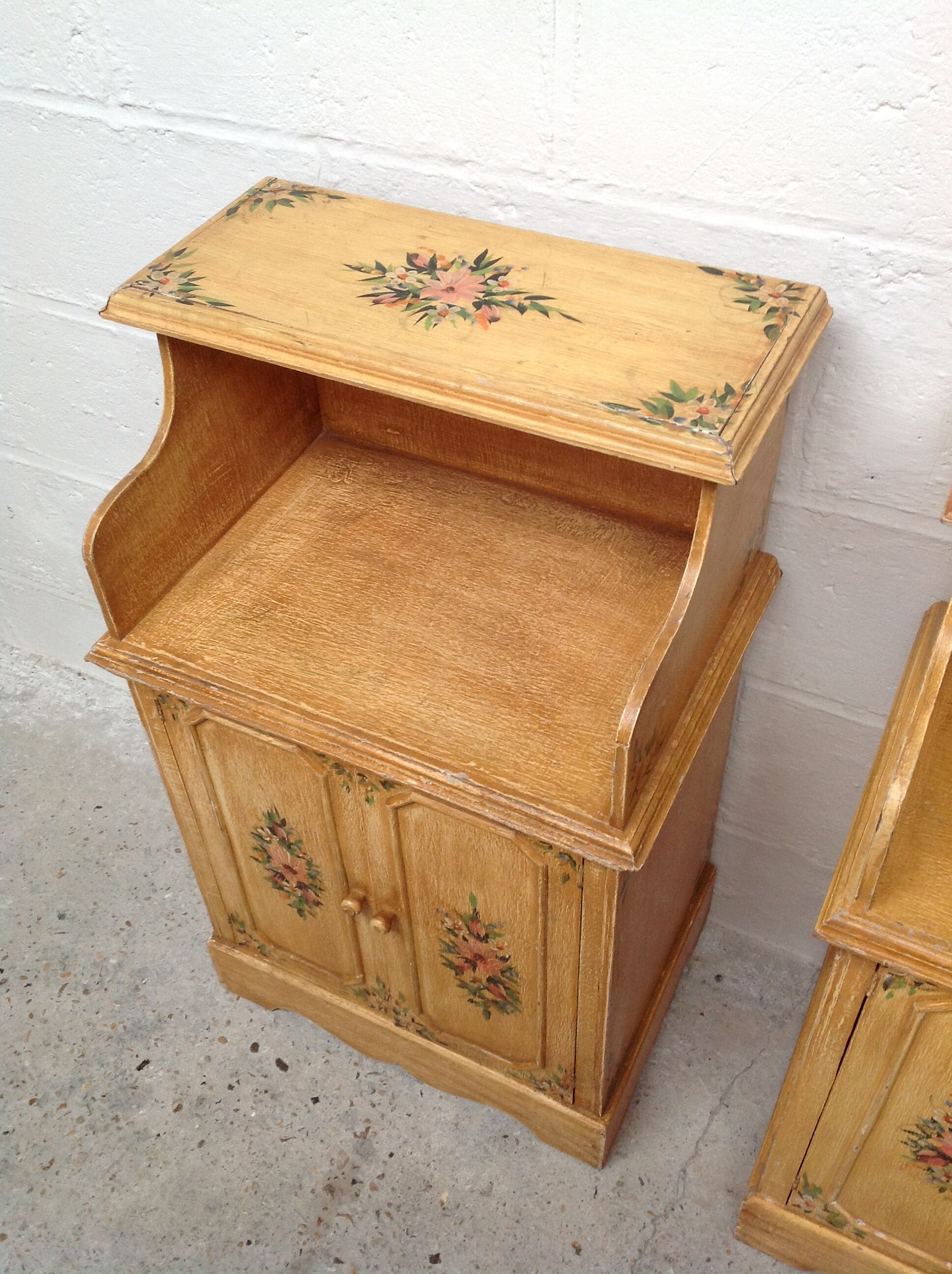 Paire de meubles vintage en bois décor floral