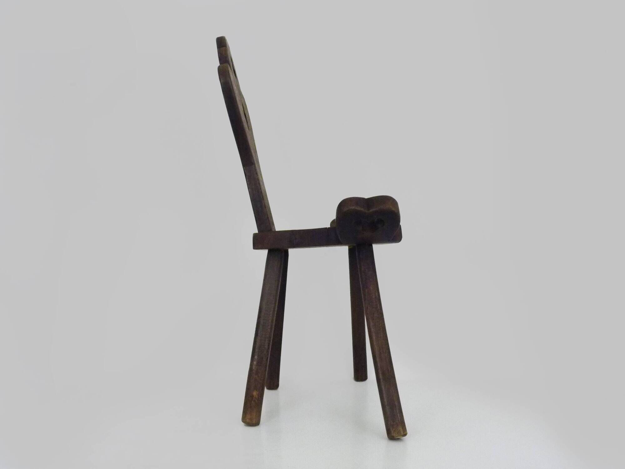 Brutalist tripod chair in raw wood. Solid wood chair. 1960s.