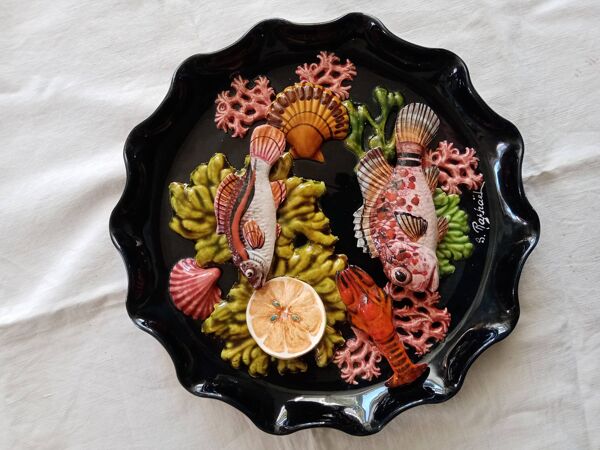Assiette décorative barbotine poissons Vallauris