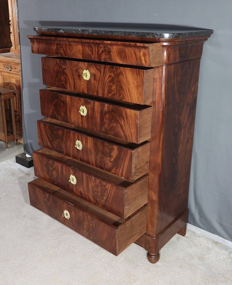Mahogany burl chest of drawers, Restoration period – Early 19th century