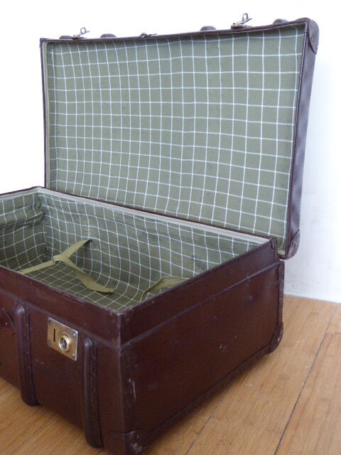 Duo of vintage dark brown suitcases "Mother Big and her little chaperone"