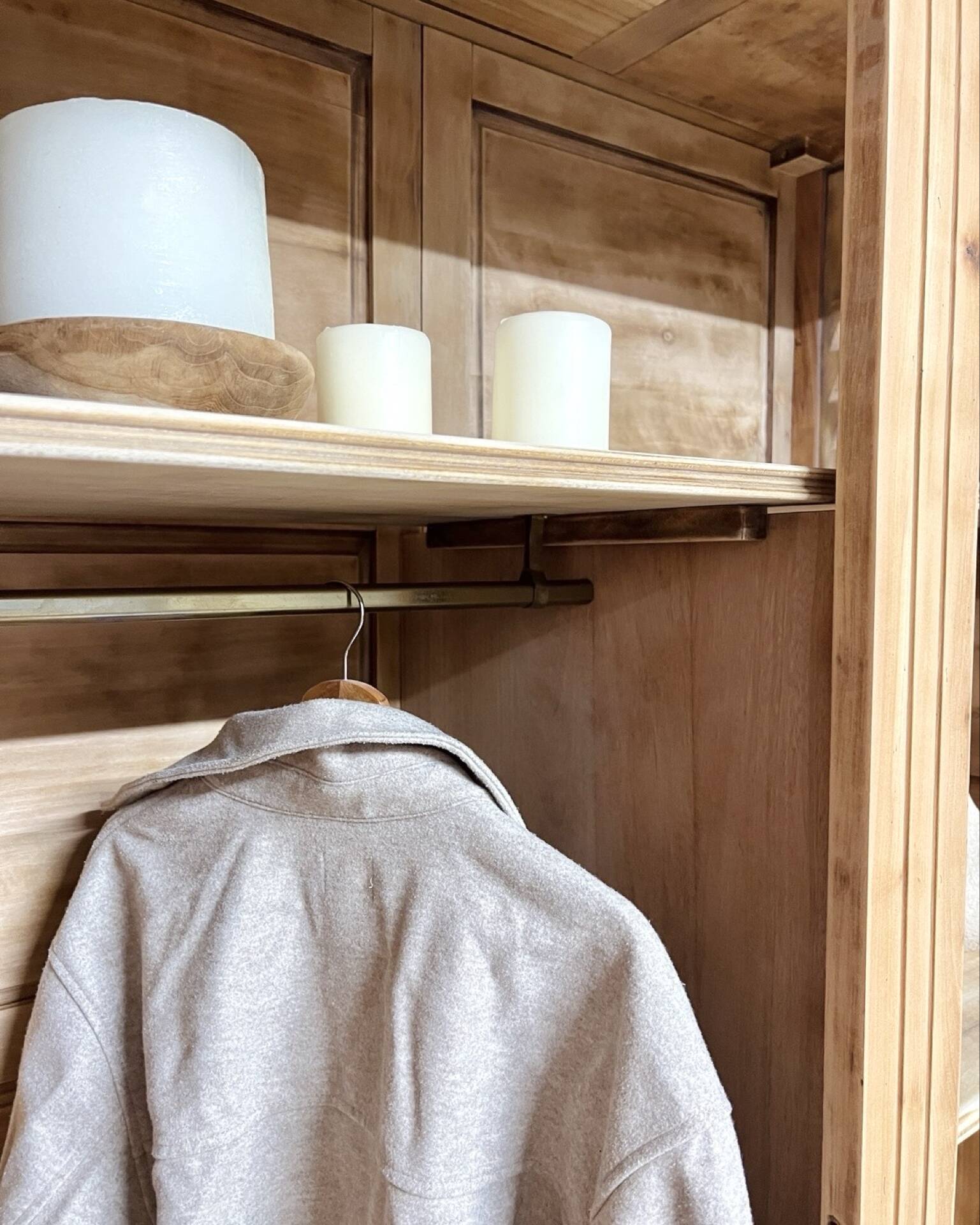 Armoire en merisier massif