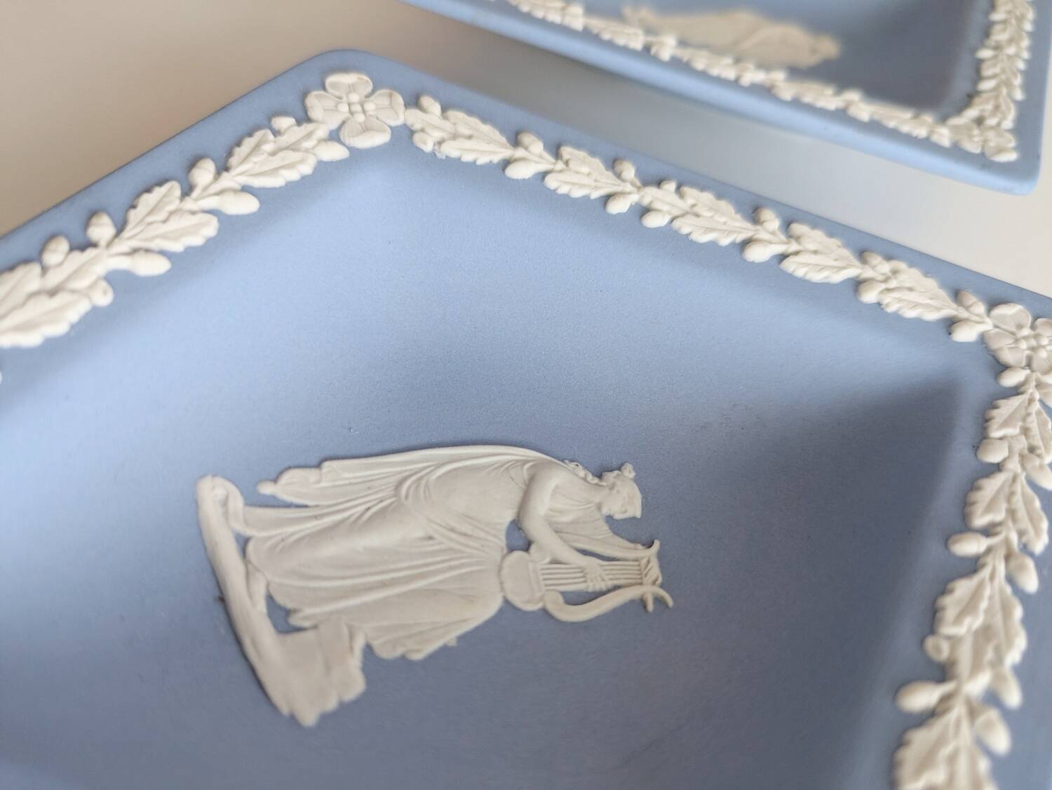 Lot of 2 Wedgwood 1955 pocket emptiers. In very good condition.