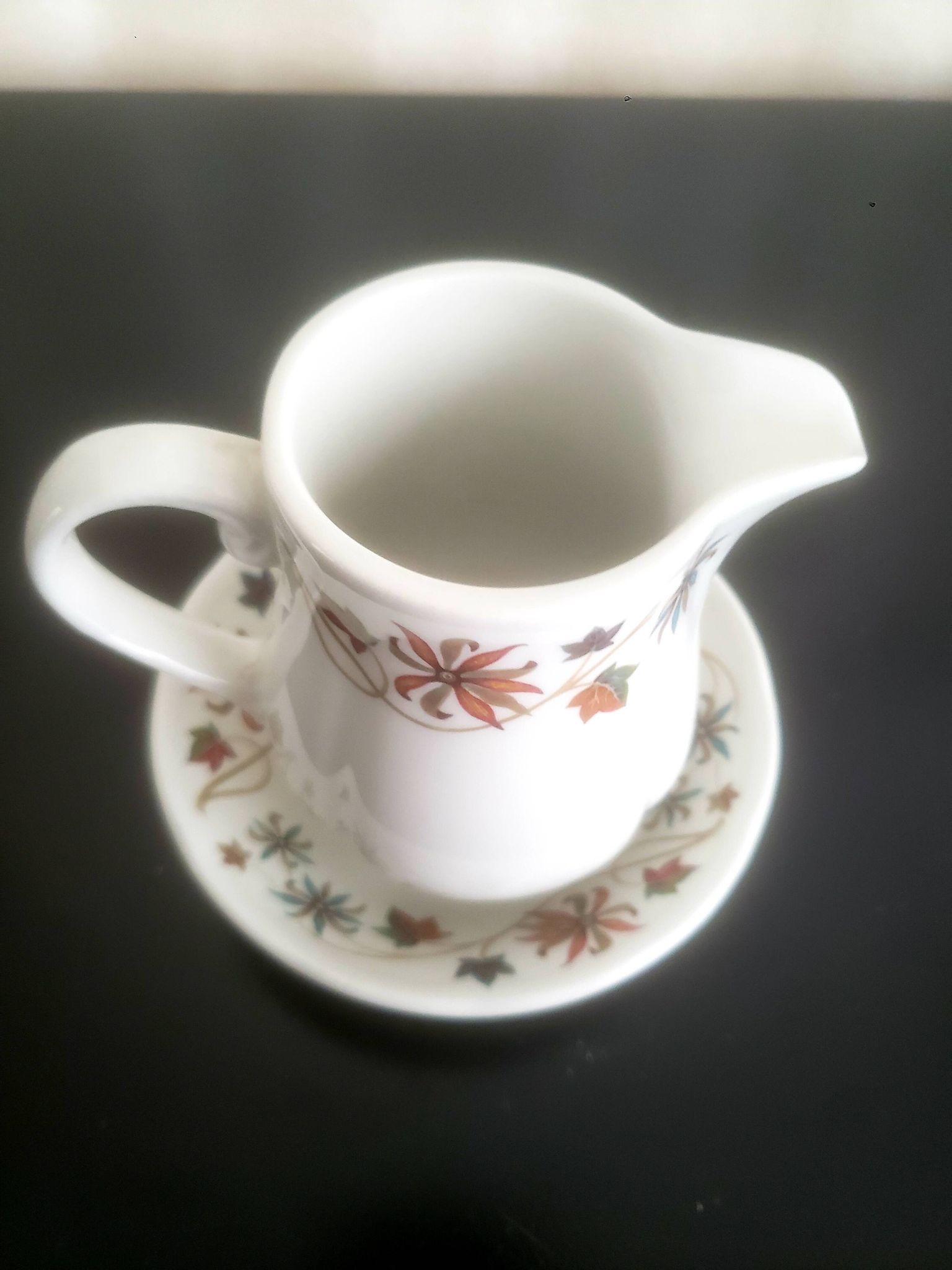Pot à lait avec soucoupe