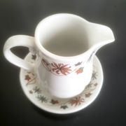 Pot à lait avec soucoupe